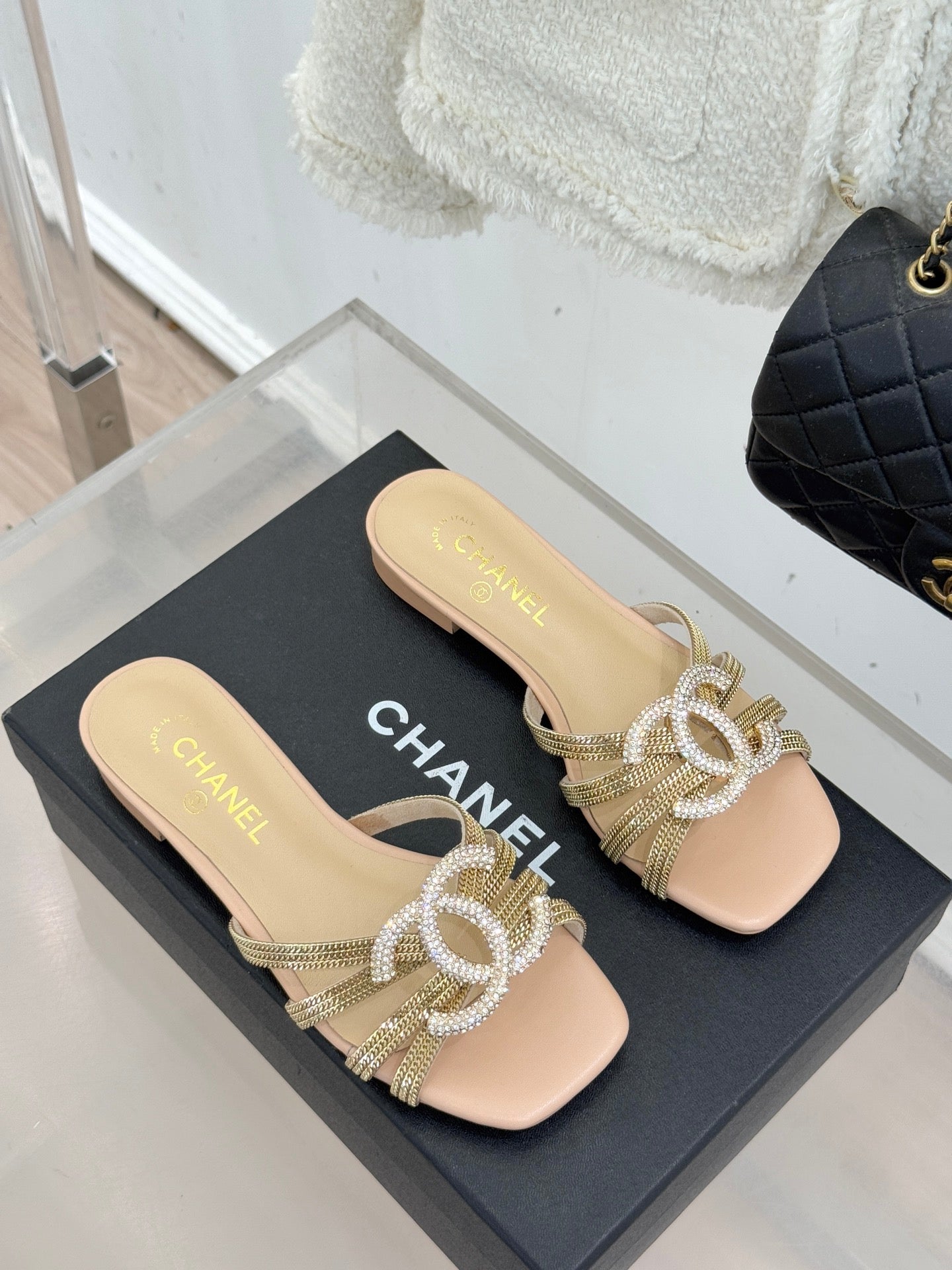 Chain-link slippers