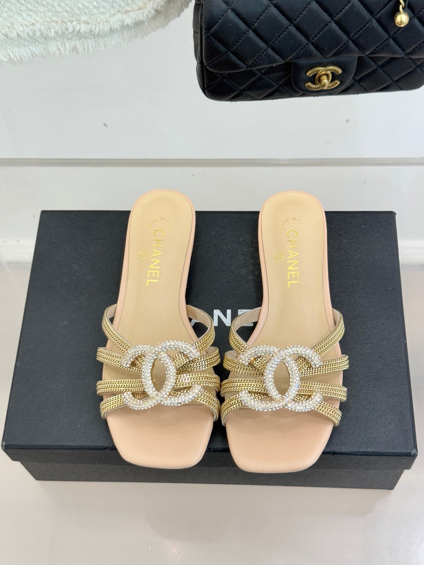 Chain-link slippers