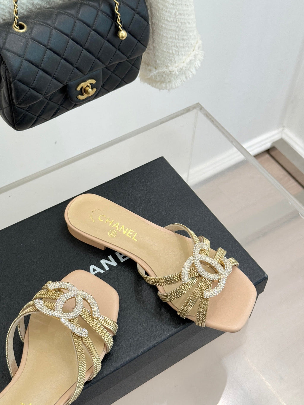Chain-link slippers