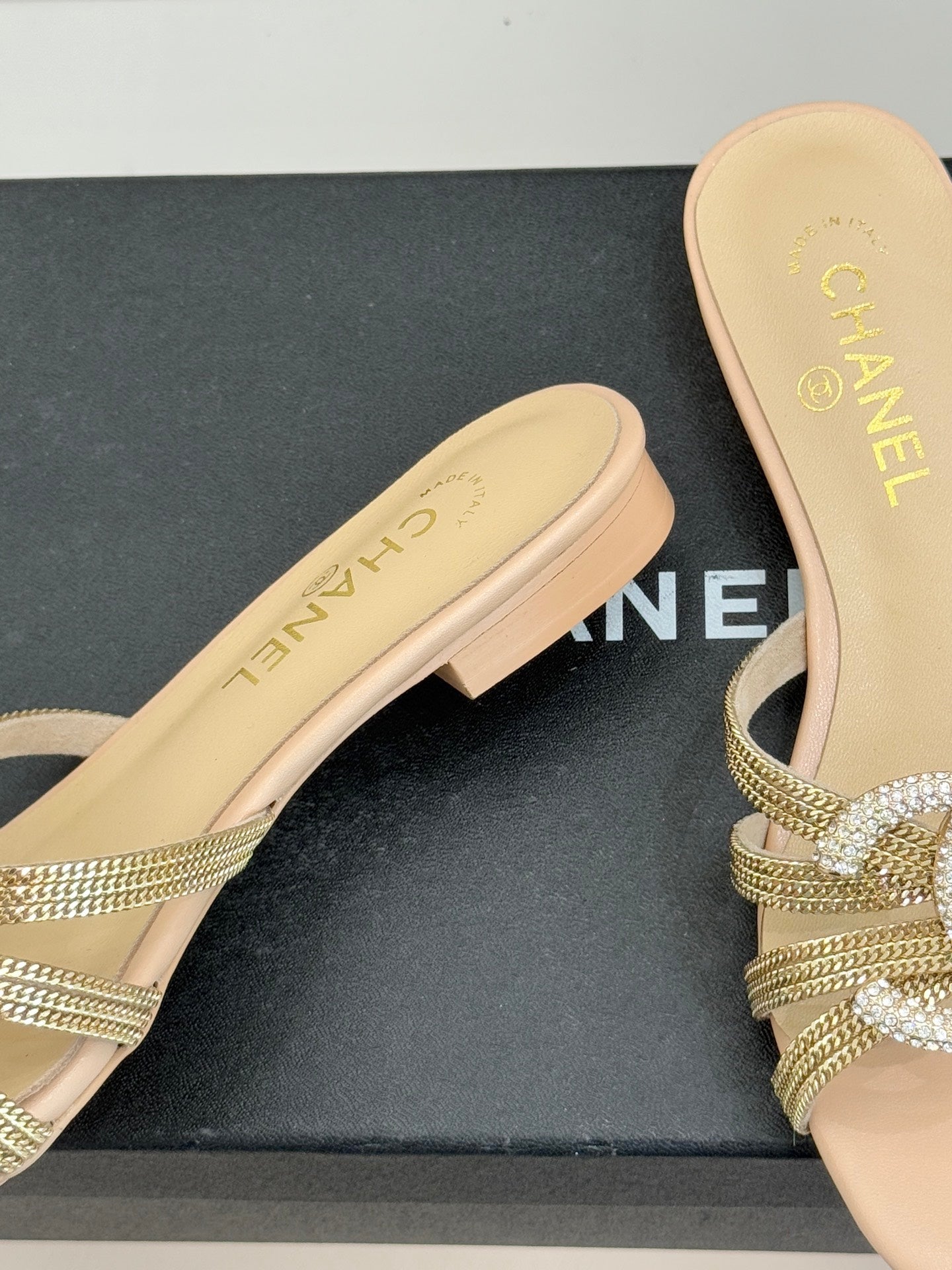 Chain-link slippers