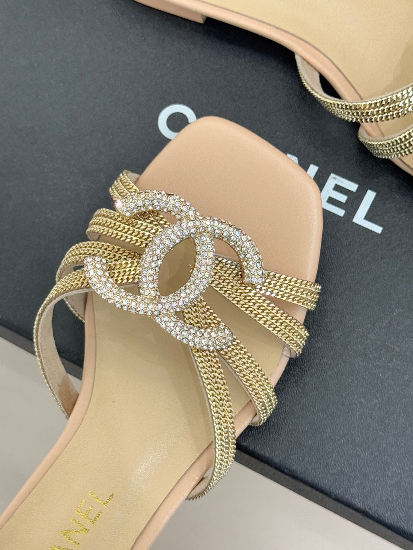 Chain-link slippers