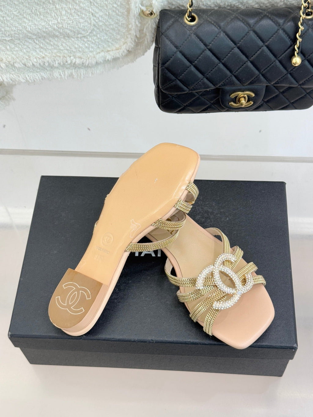 Chain-link slippers