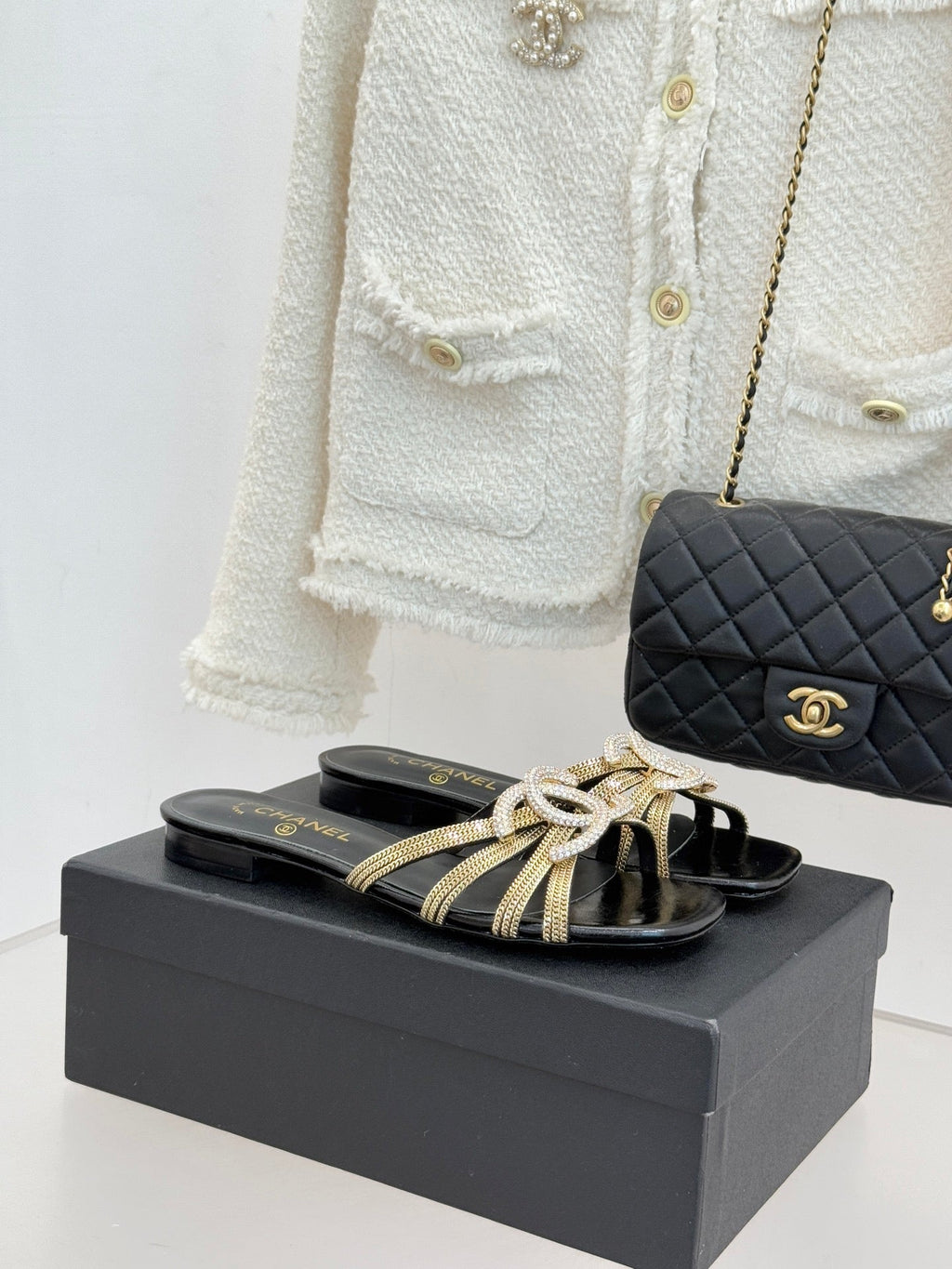 Chain-link slippers