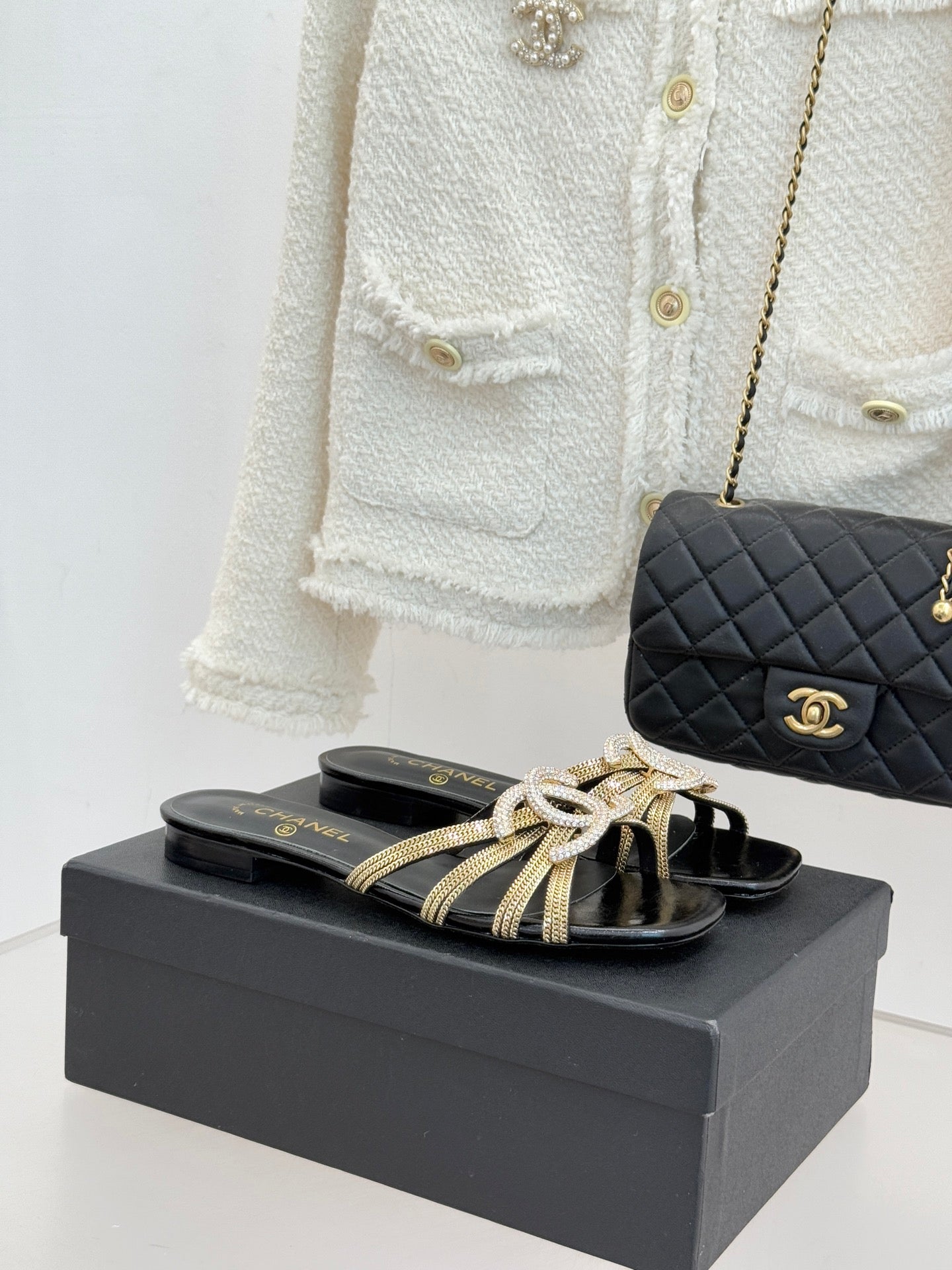 Chain-link slippers