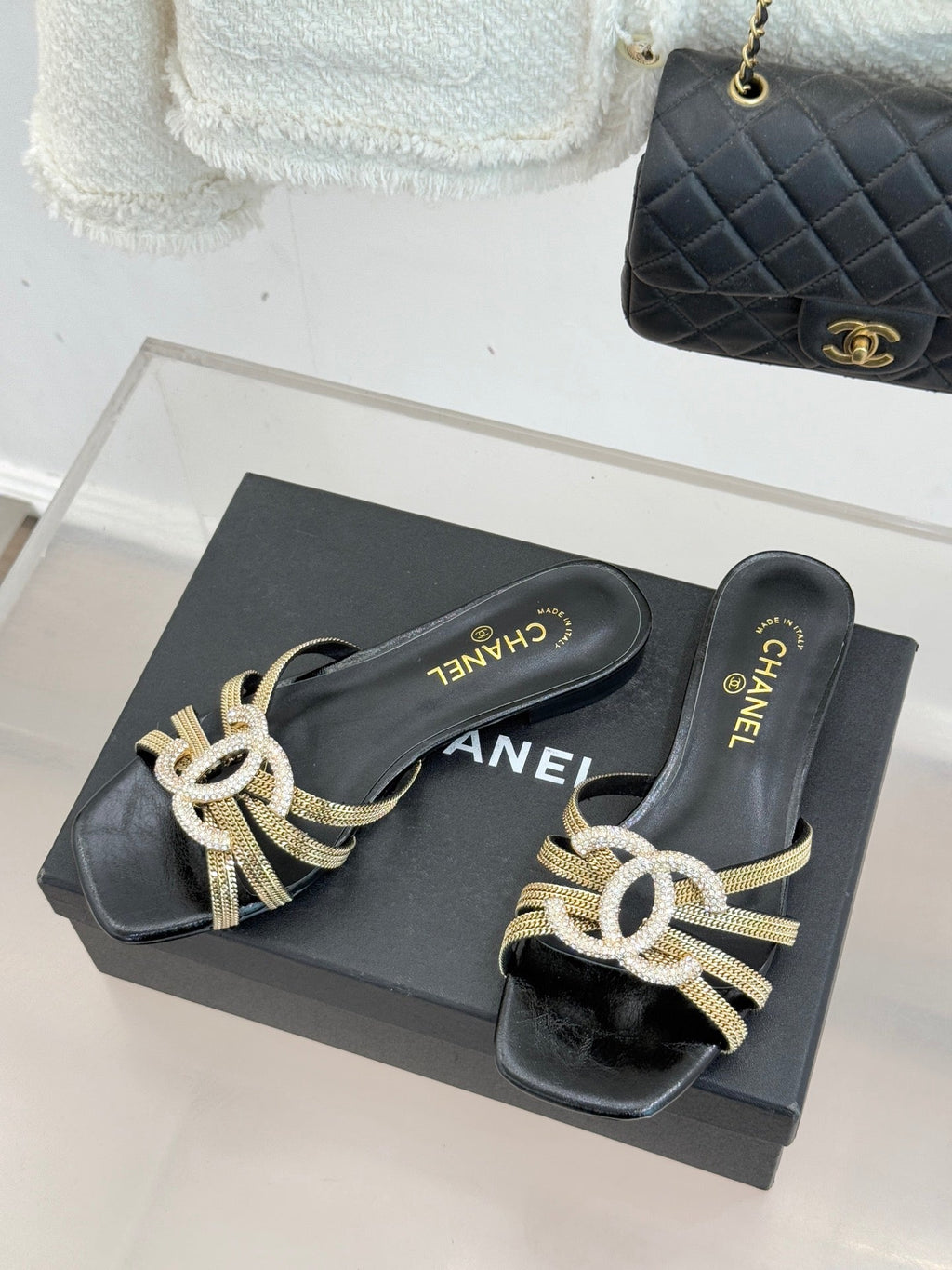 Chain-link slippers