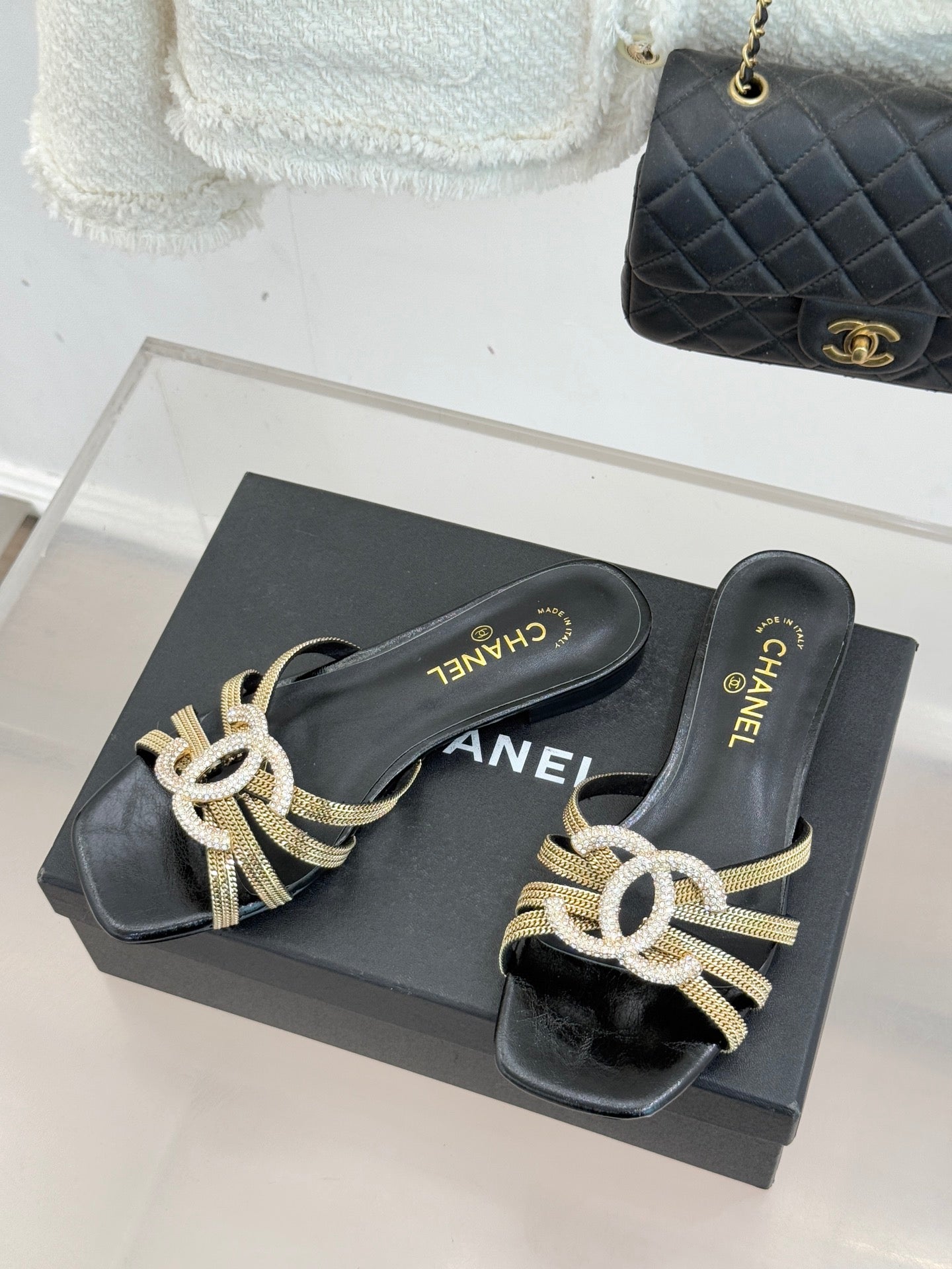 Chain-link slippers