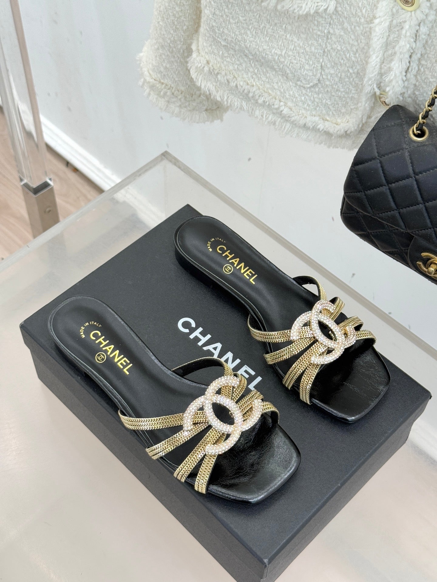 Chain-link slippers