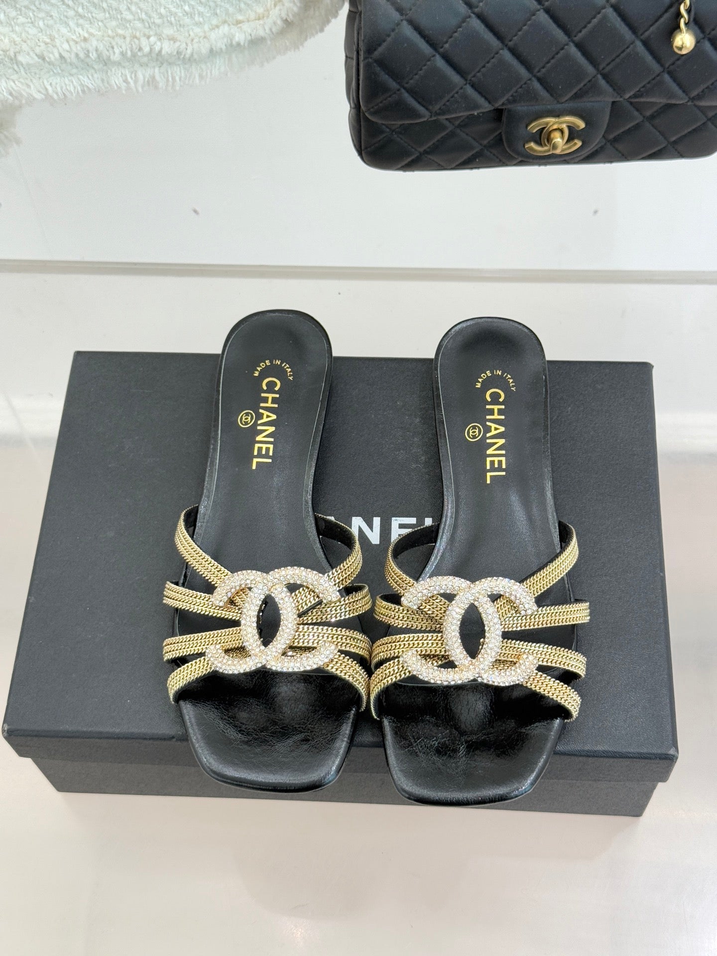 Chain-link slippers