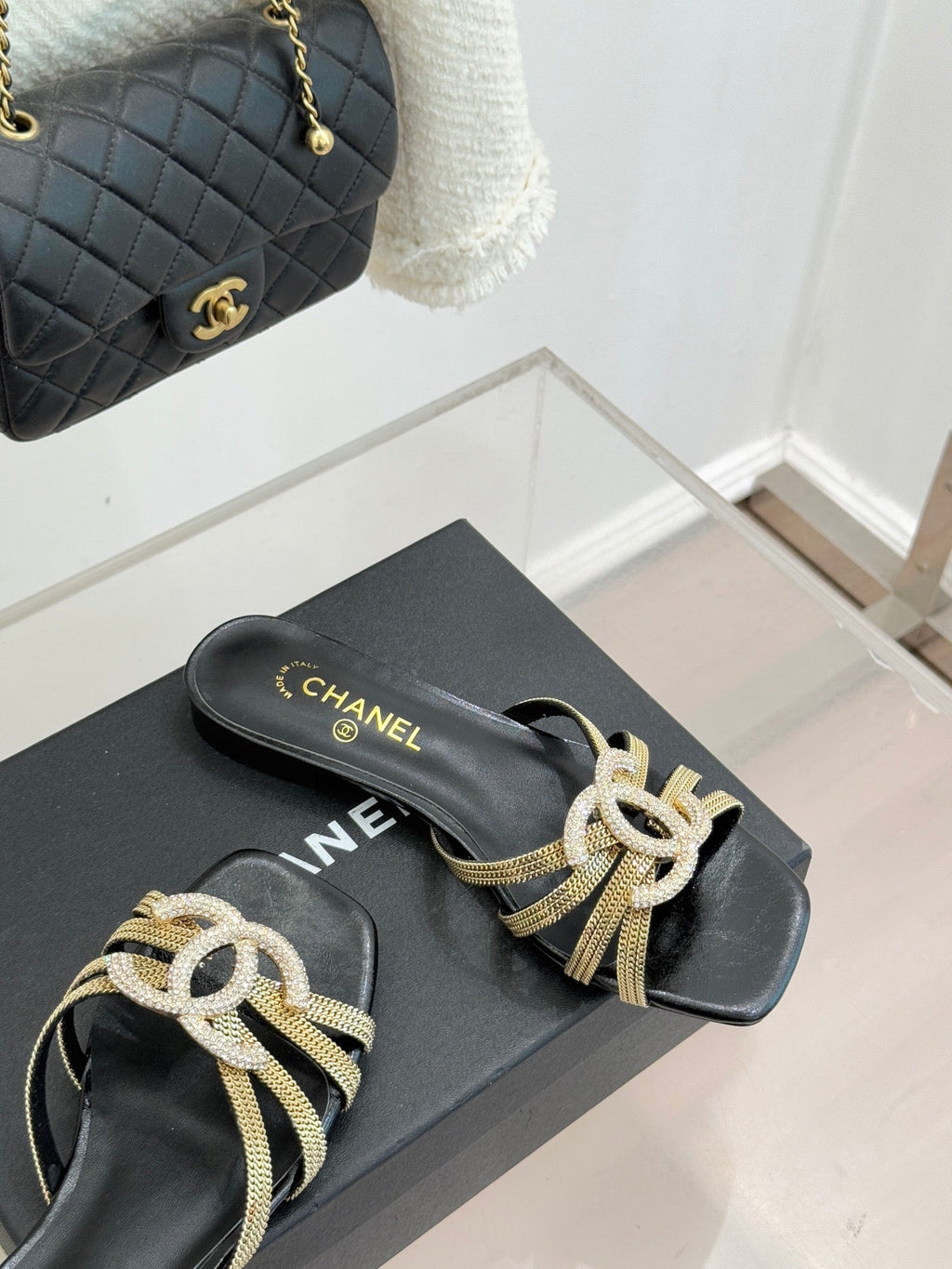 Chain-link slippers