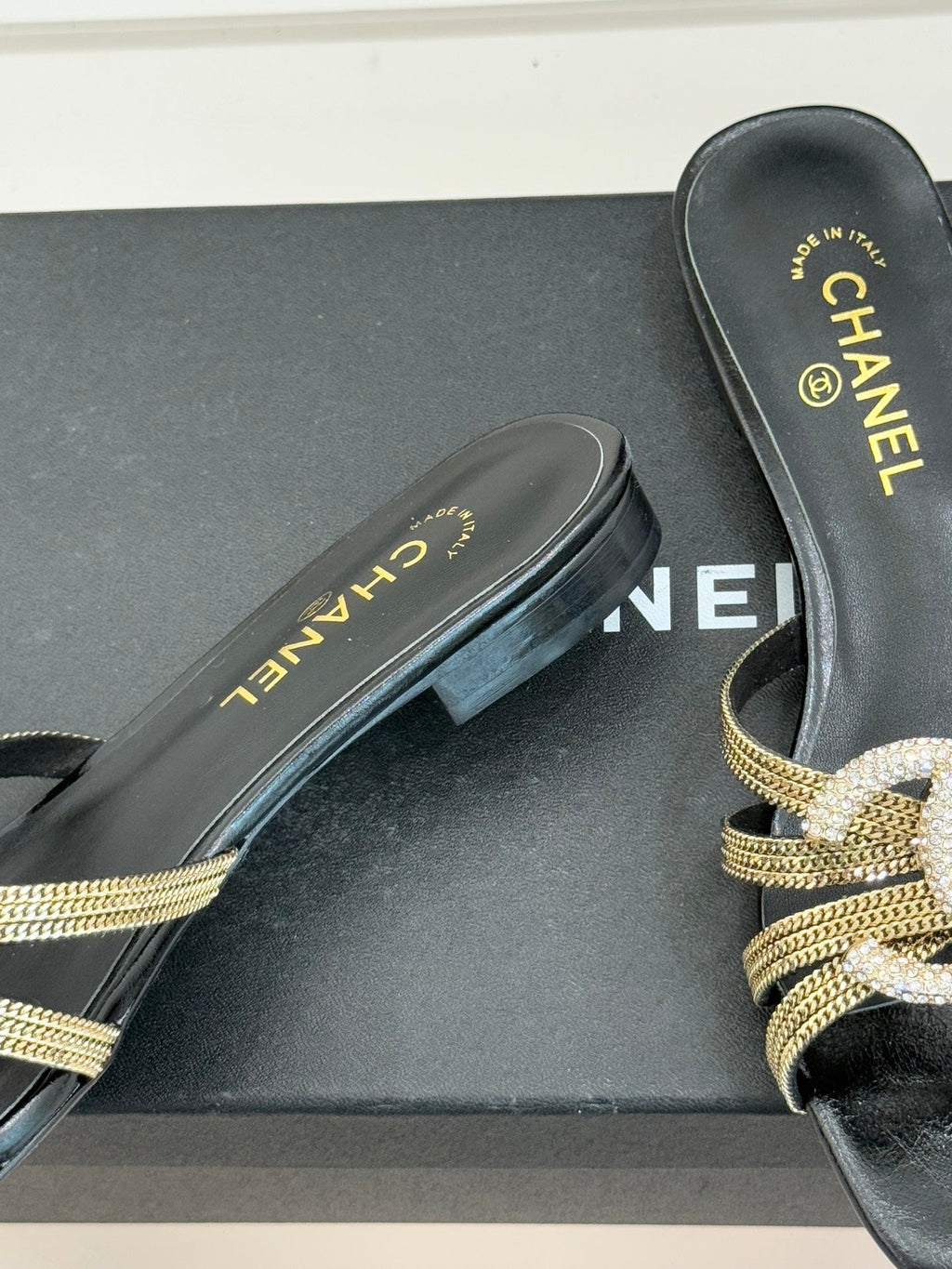 Chain-link slippers