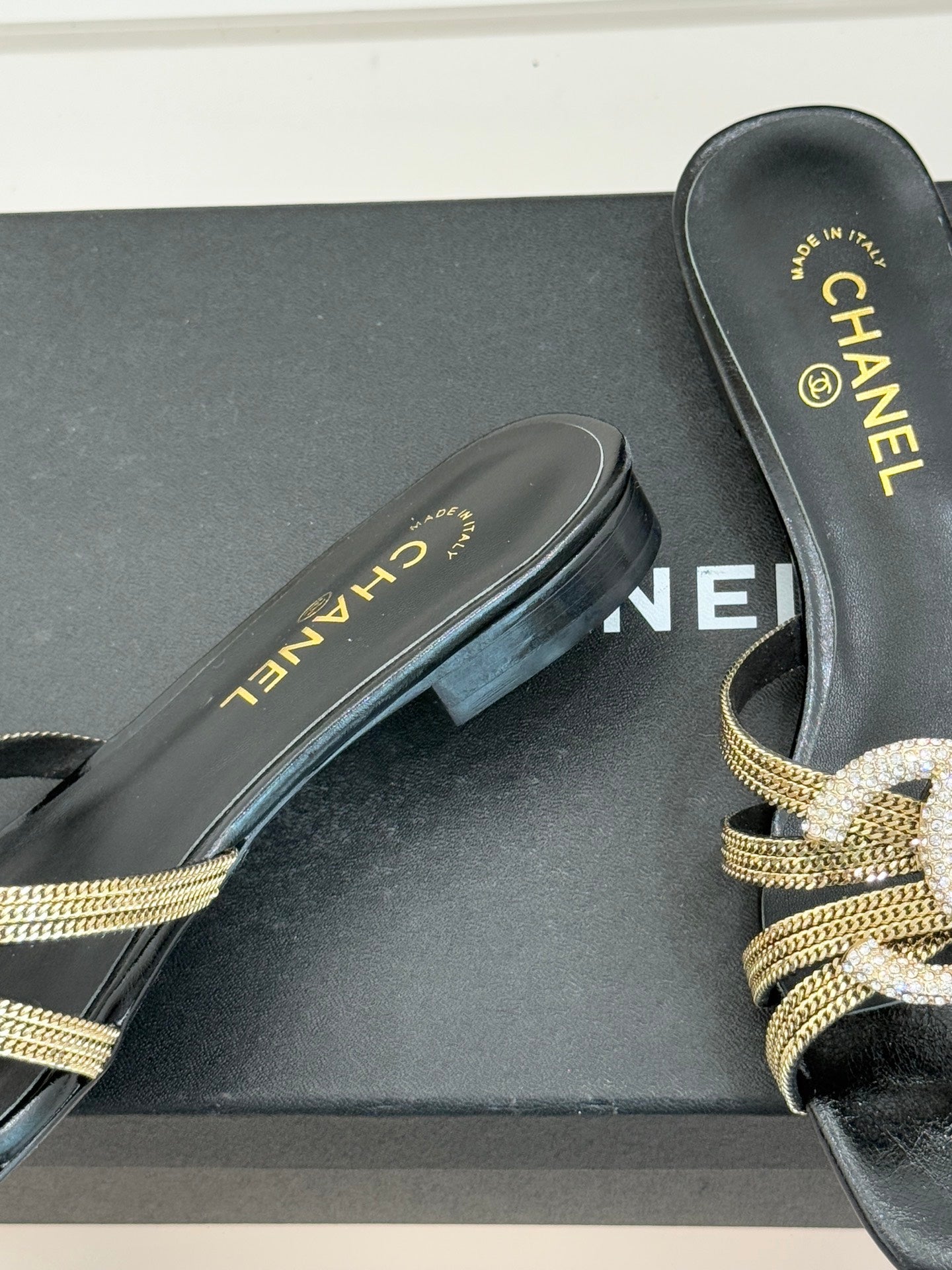 Chain-link slippers
