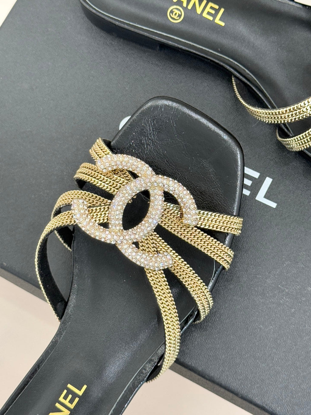 Chain-link slippers
