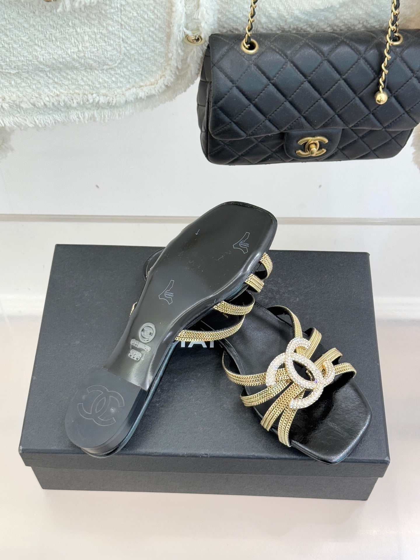 Chain-link slippers