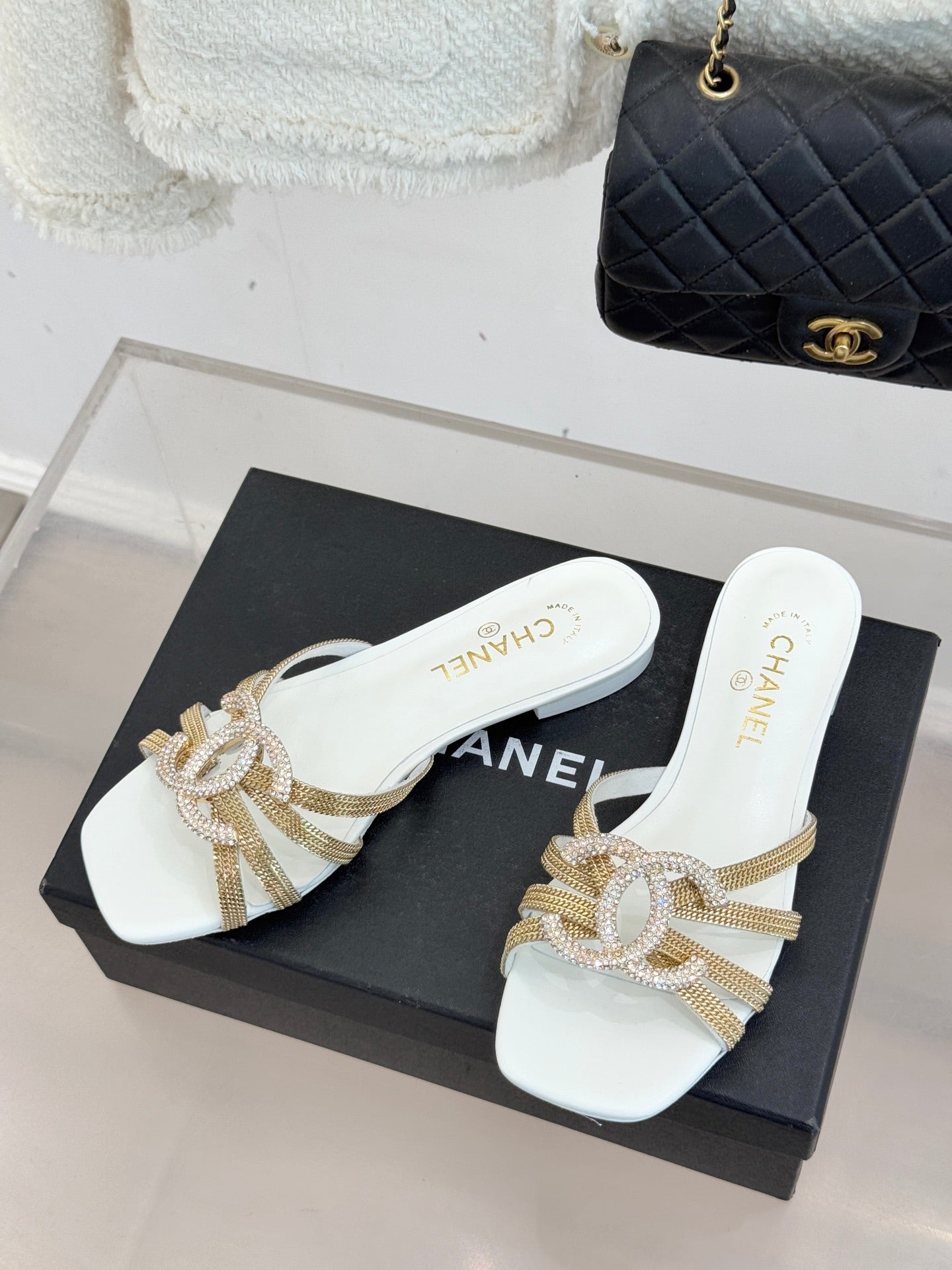 Chain-link slippers