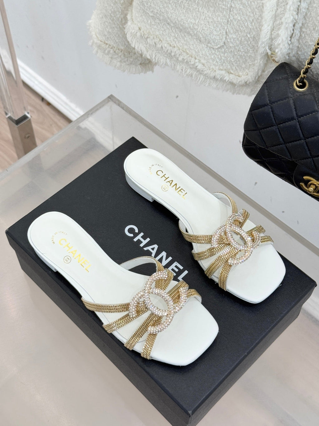 Chain-link slippers