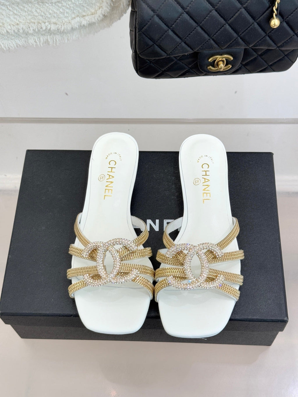 Chain-link slippers