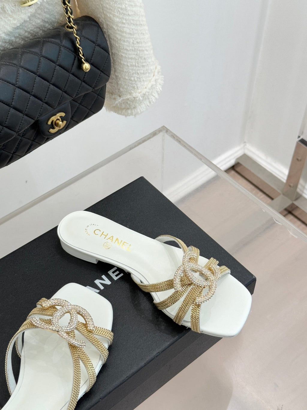 Chain-link slippers