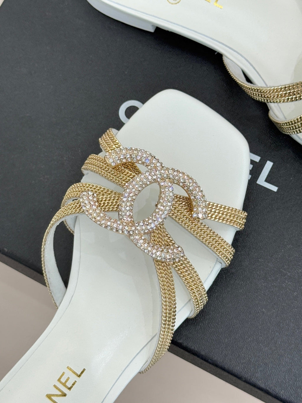 Chain-link slippers
