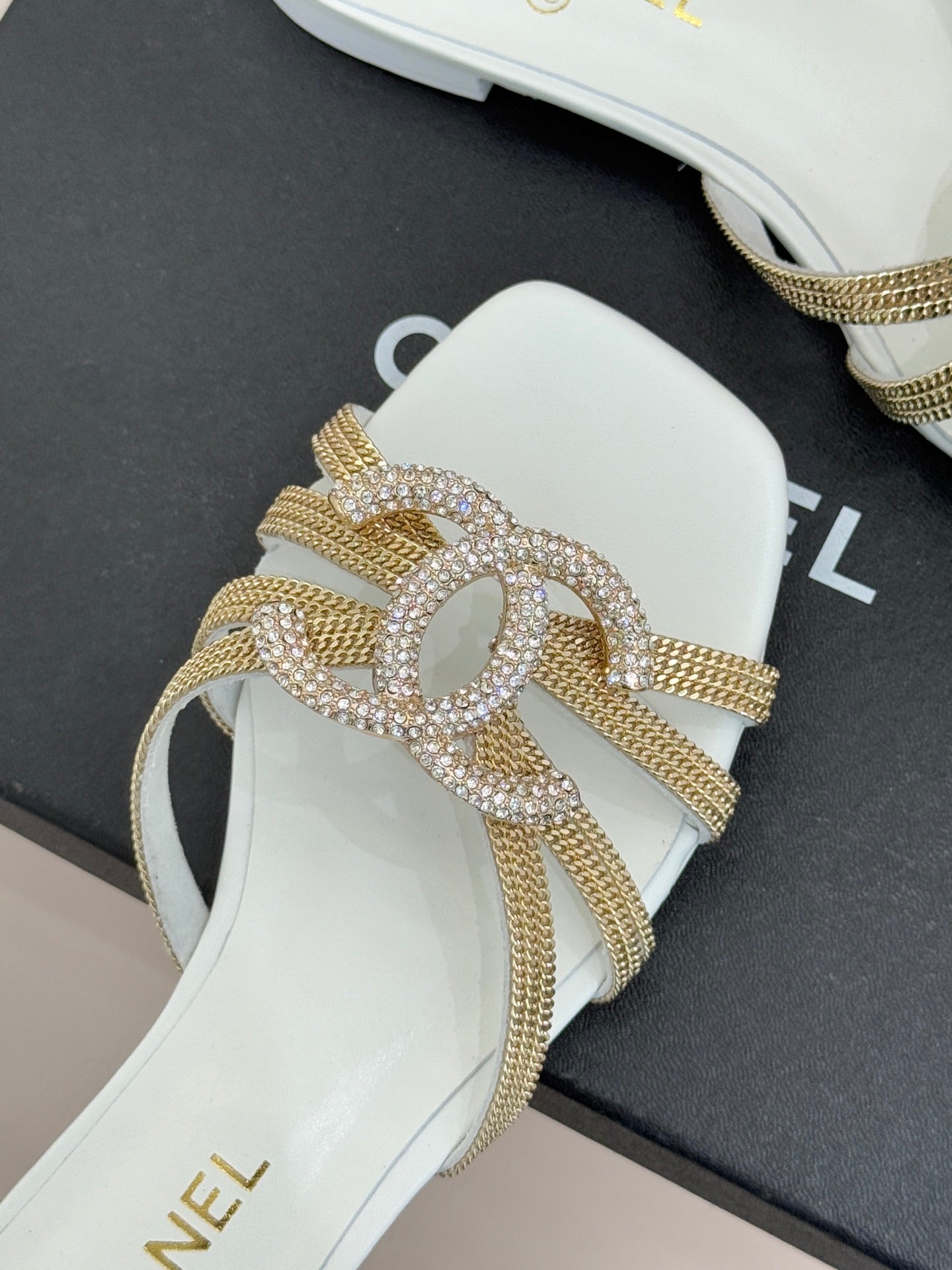 Chain-link slippers
