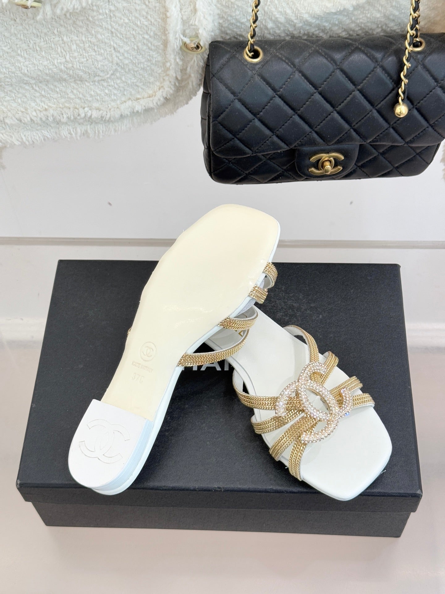 Chain-link slippers