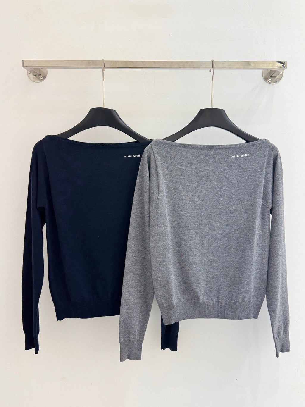 Off-the-shoulder long-sleeved knitwear