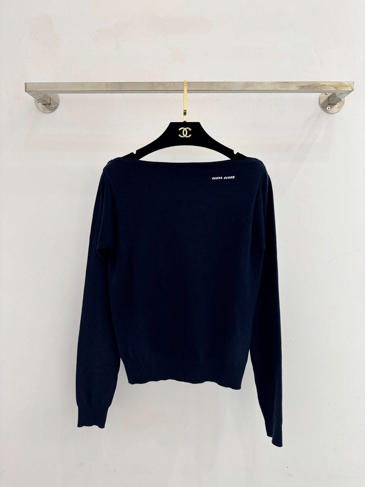 Off-the-shoulder long-sleeved knitwear