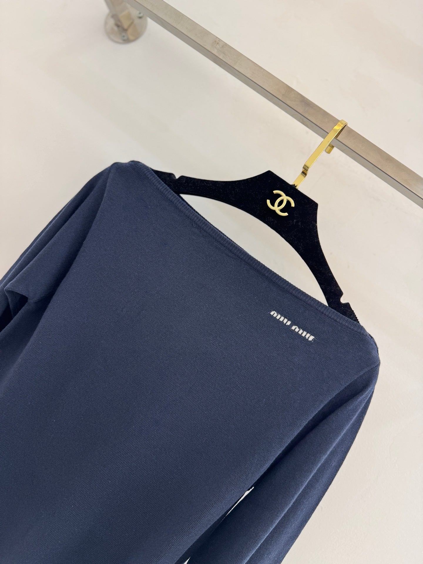 Off-the-shoulder long-sleeved knitwear