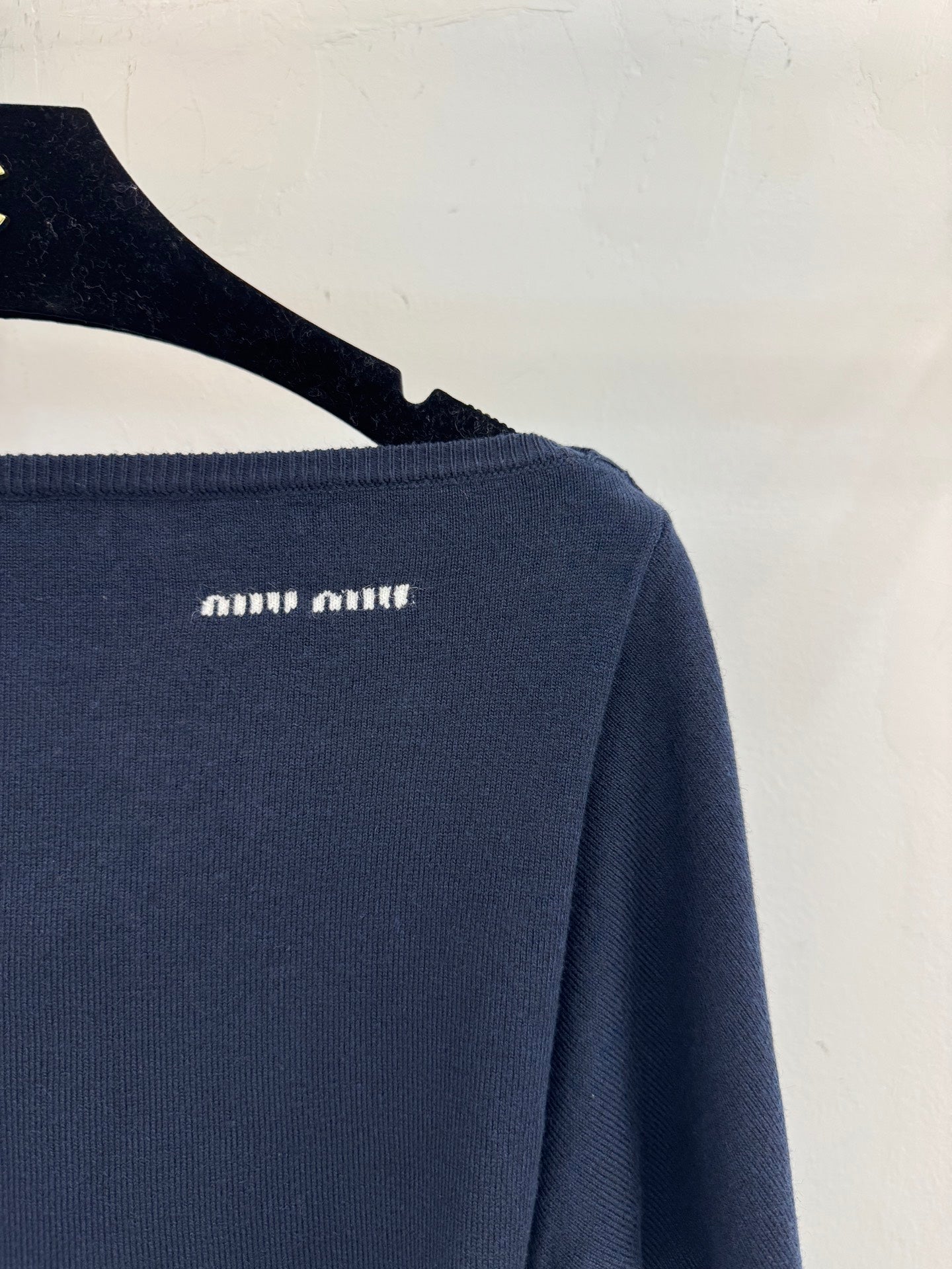 Off-the-shoulder long-sleeved knitwear