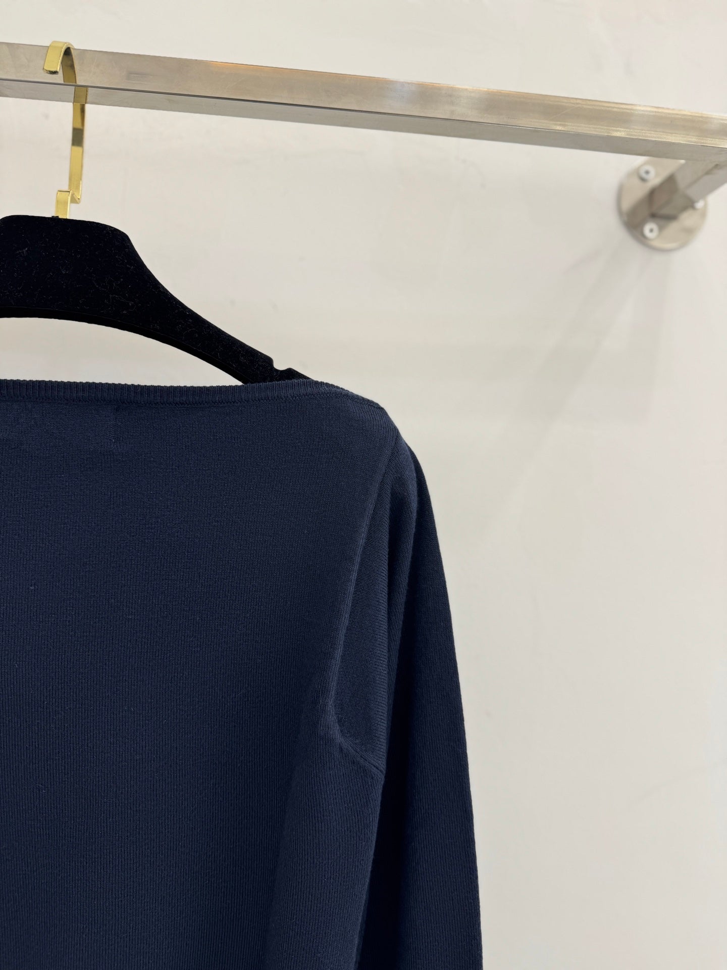 Off-the-shoulder long-sleeved knitwear