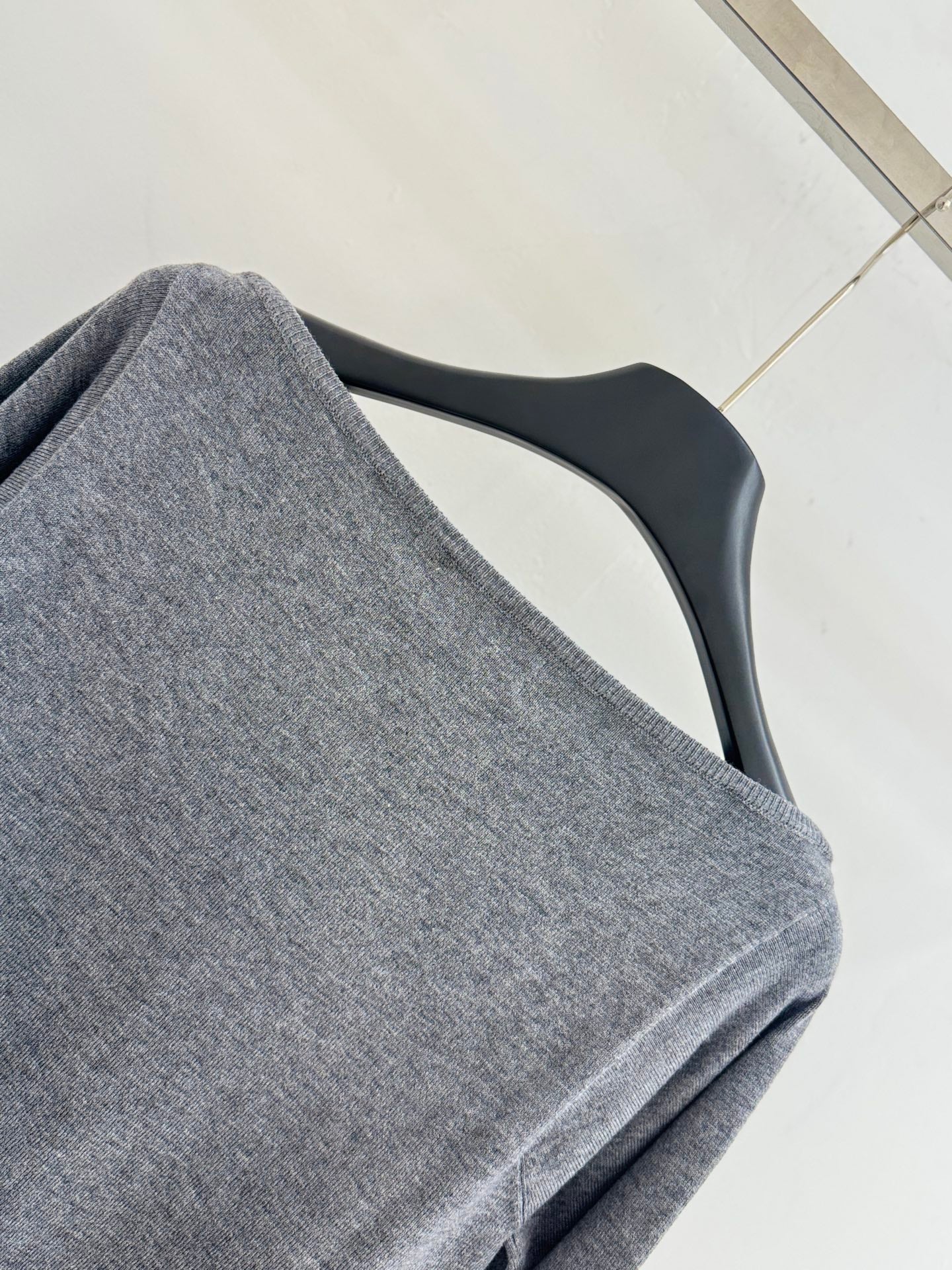 Off-the-shoulder long-sleeved knitwear