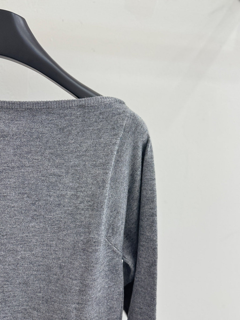 Off-the-shoulder long-sleeved knitwear