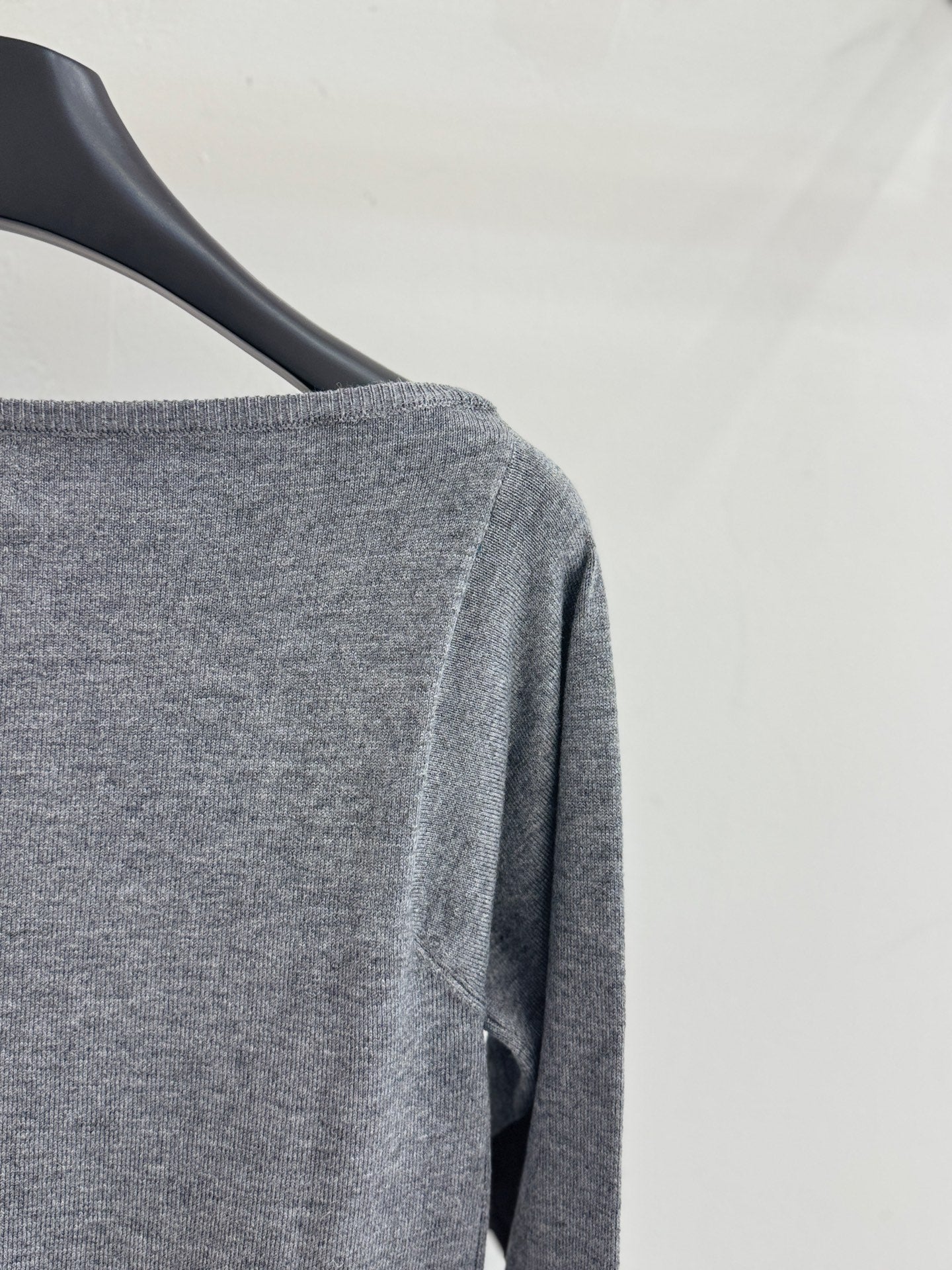 Off-the-shoulder long-sleeved knitwear
