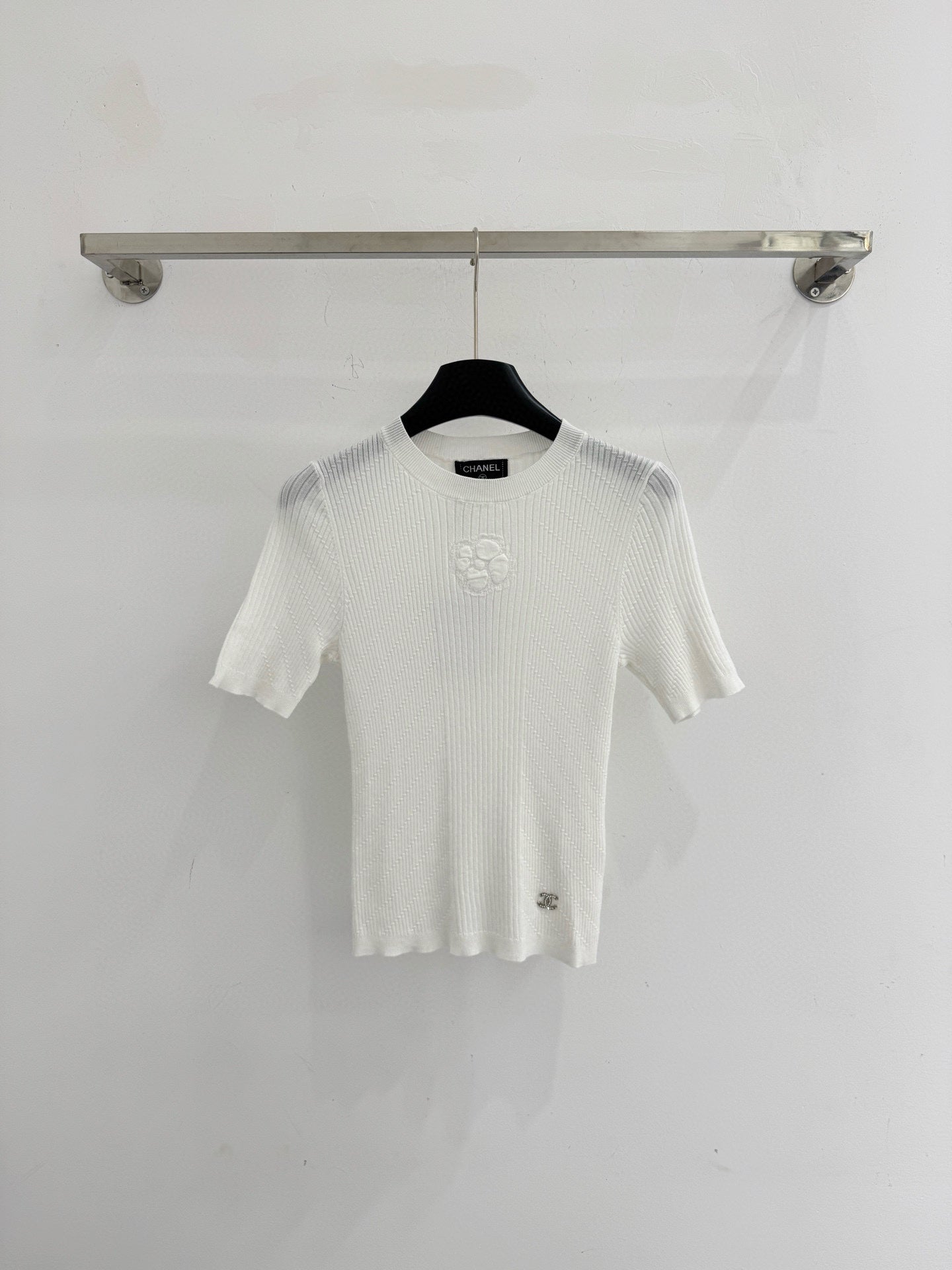 Short-sleeved knit top