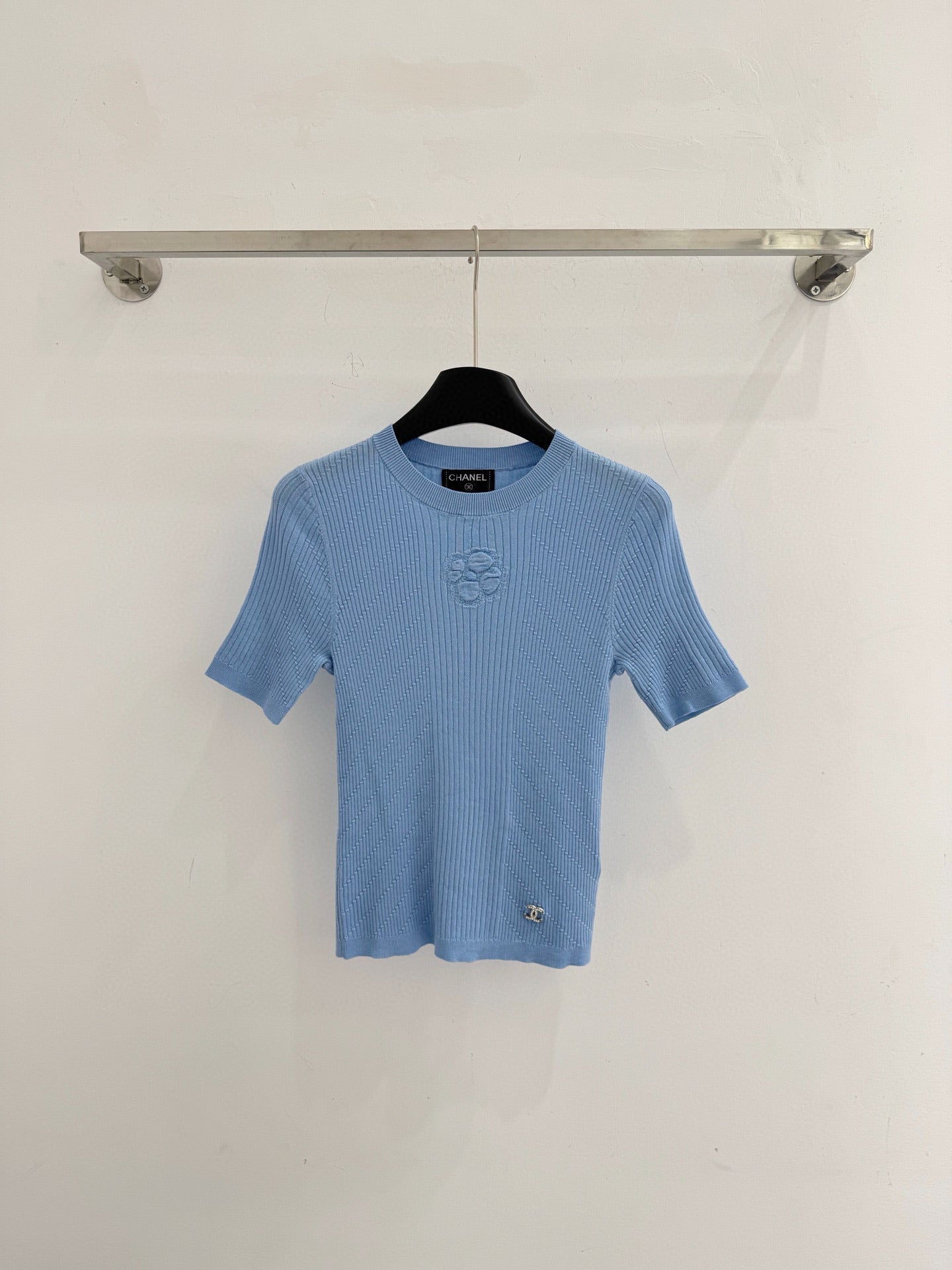 Short-sleeved knit top