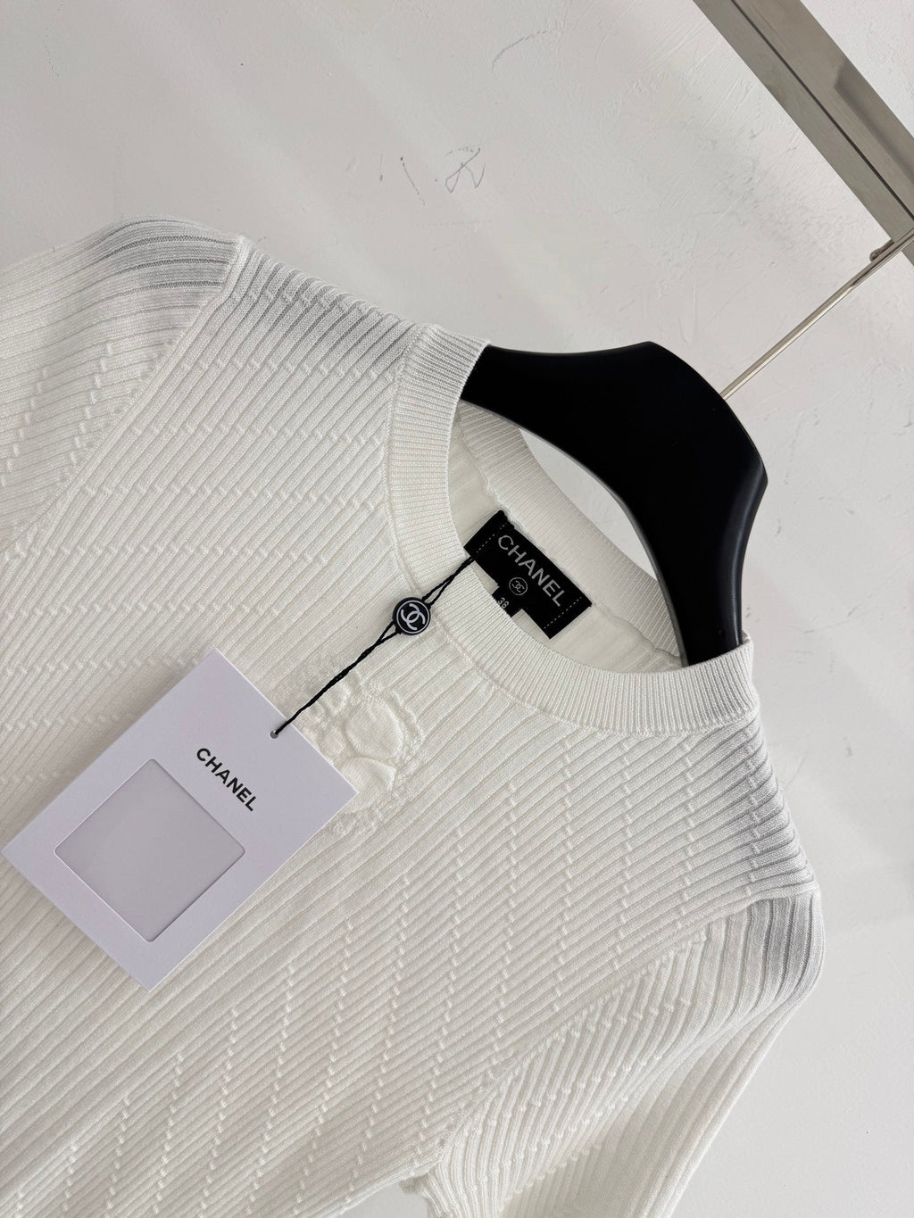 Short-sleeved knit top