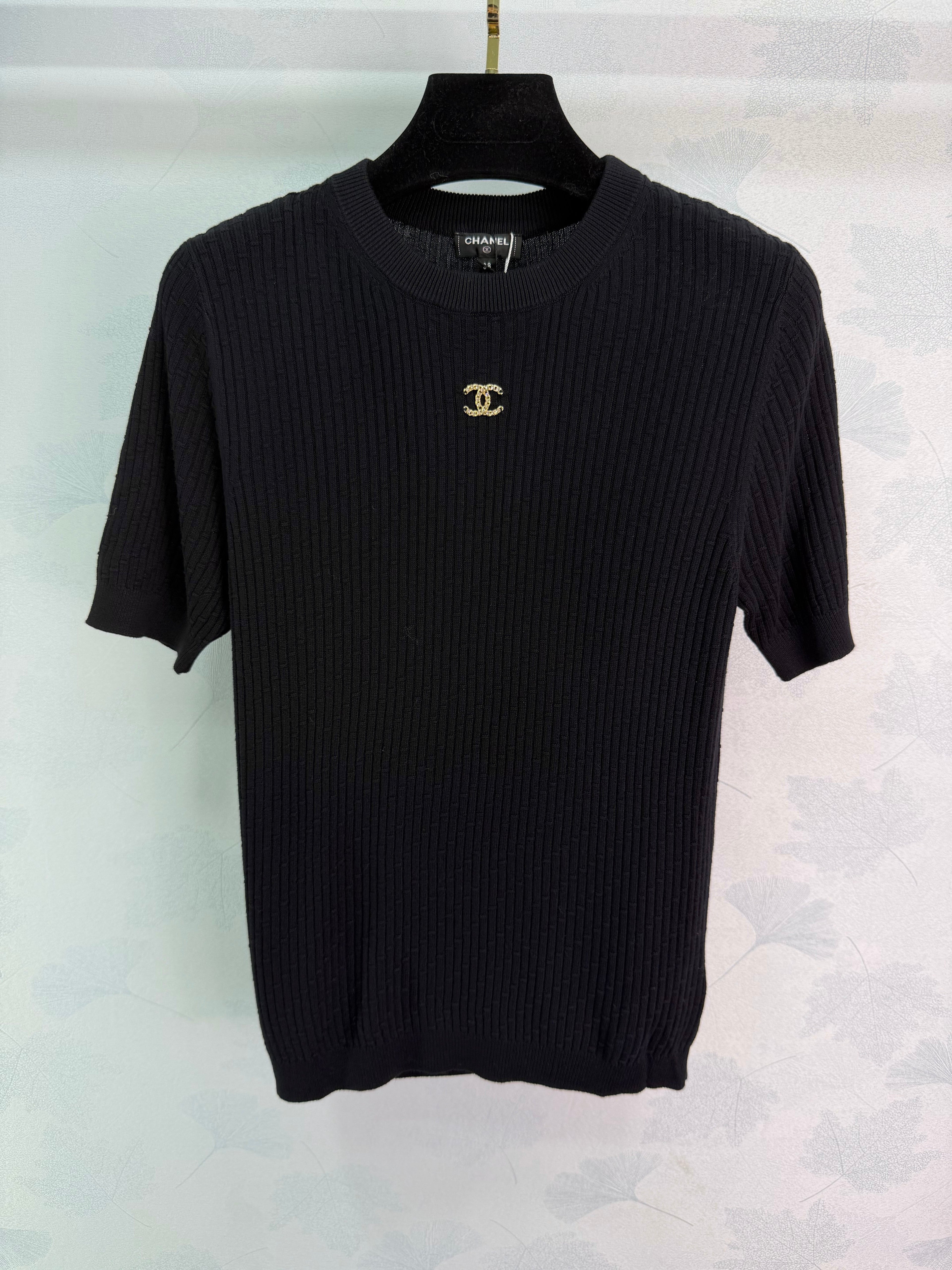 Vertical striped knit short-sleeved top