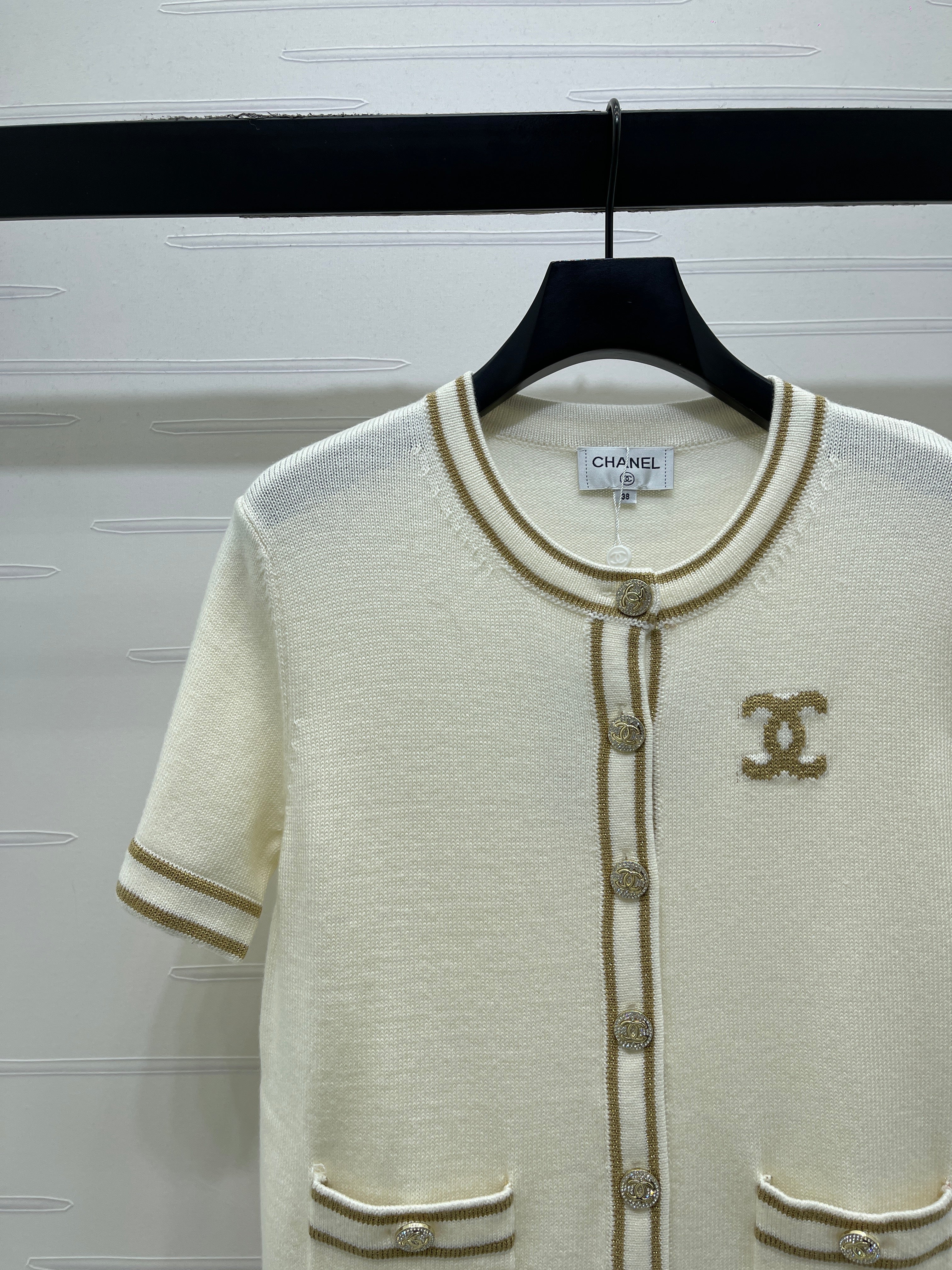 Gold-trimmed Crew Neck Knitted Short-Sleeve Cardigan