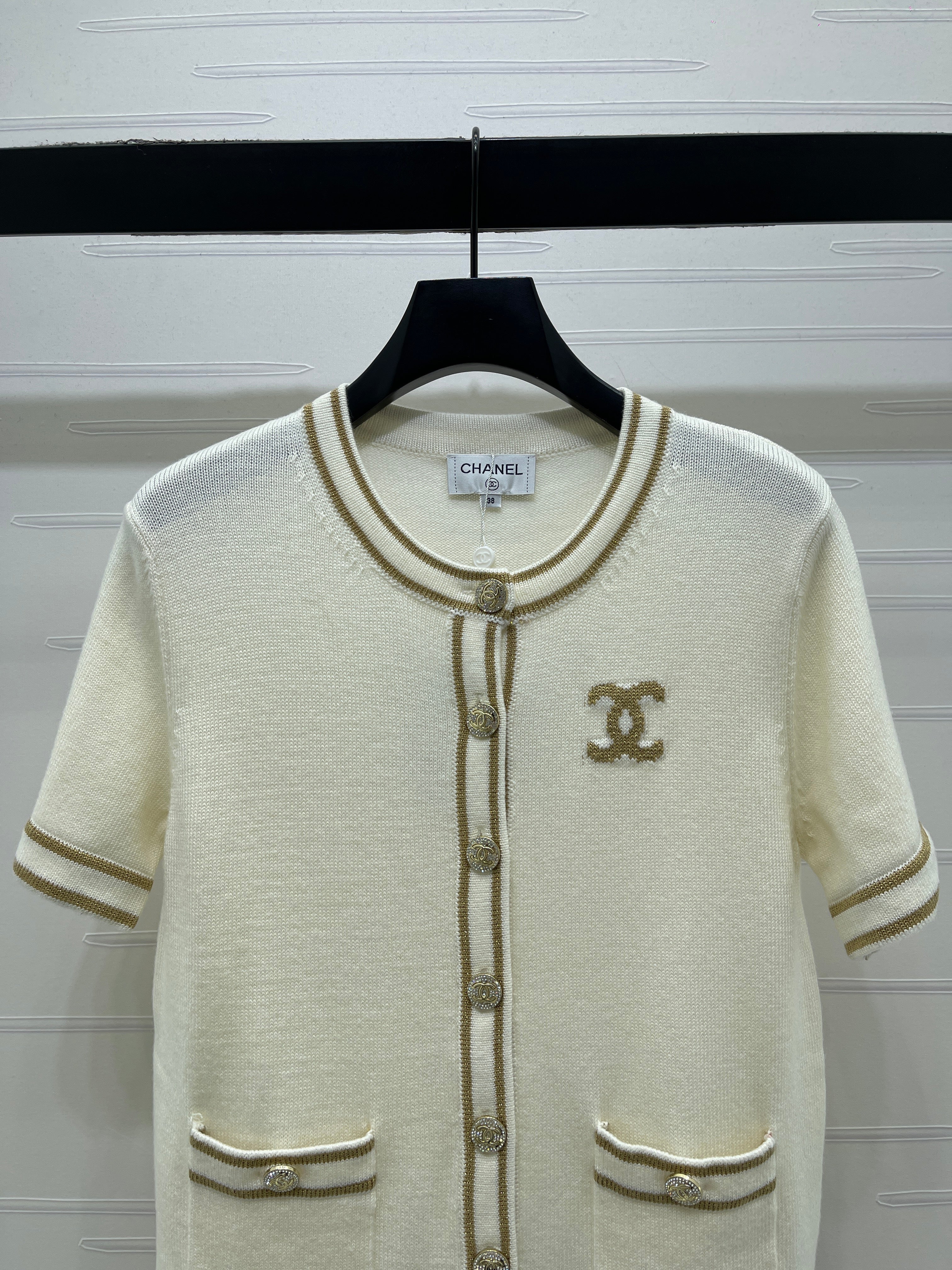 Gold-trimmed Crew Neck Knitted Short-Sleeve Cardigan