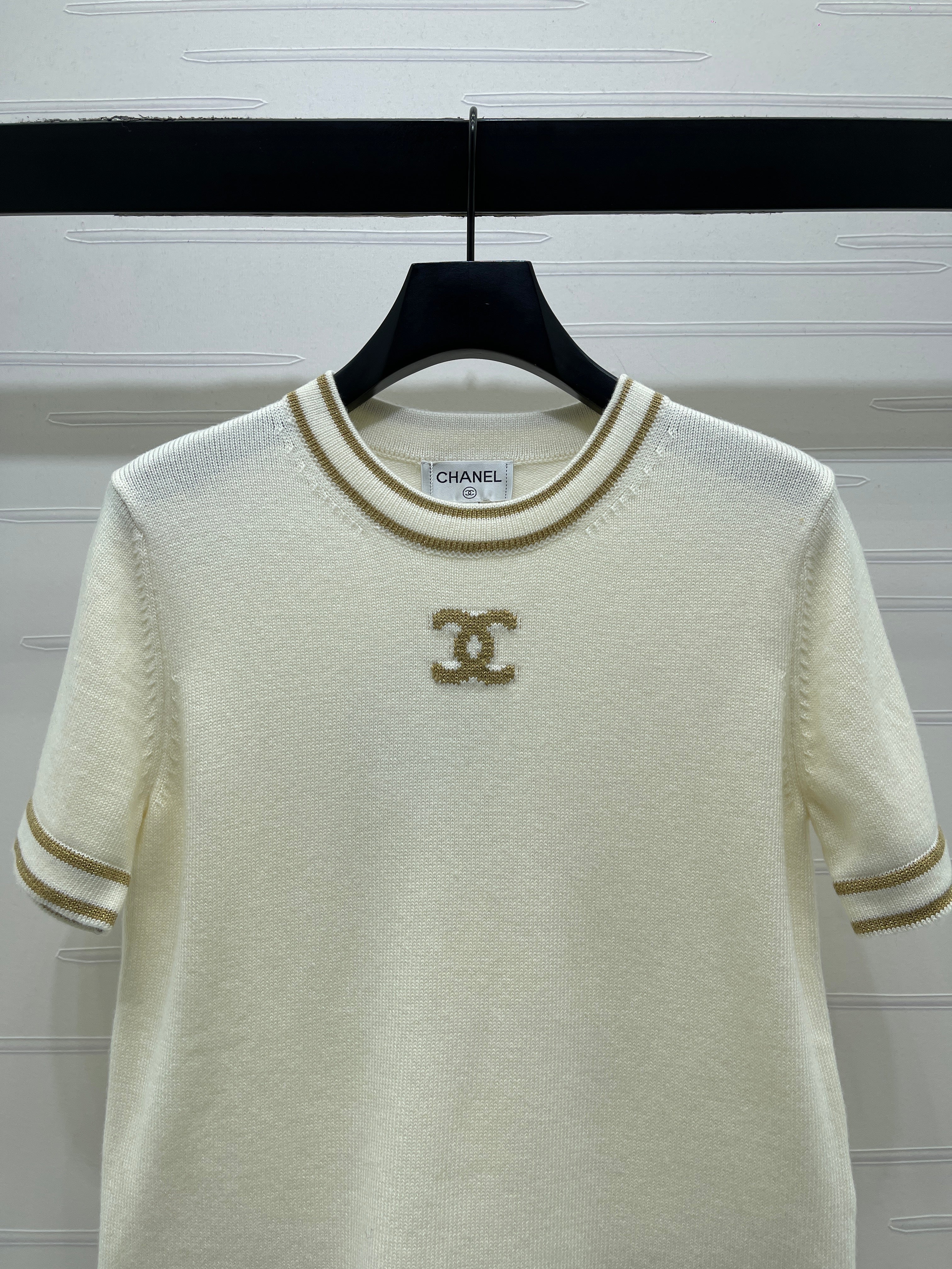 Gold-trimmed Crew Neck Knit Short-Sleeve Top