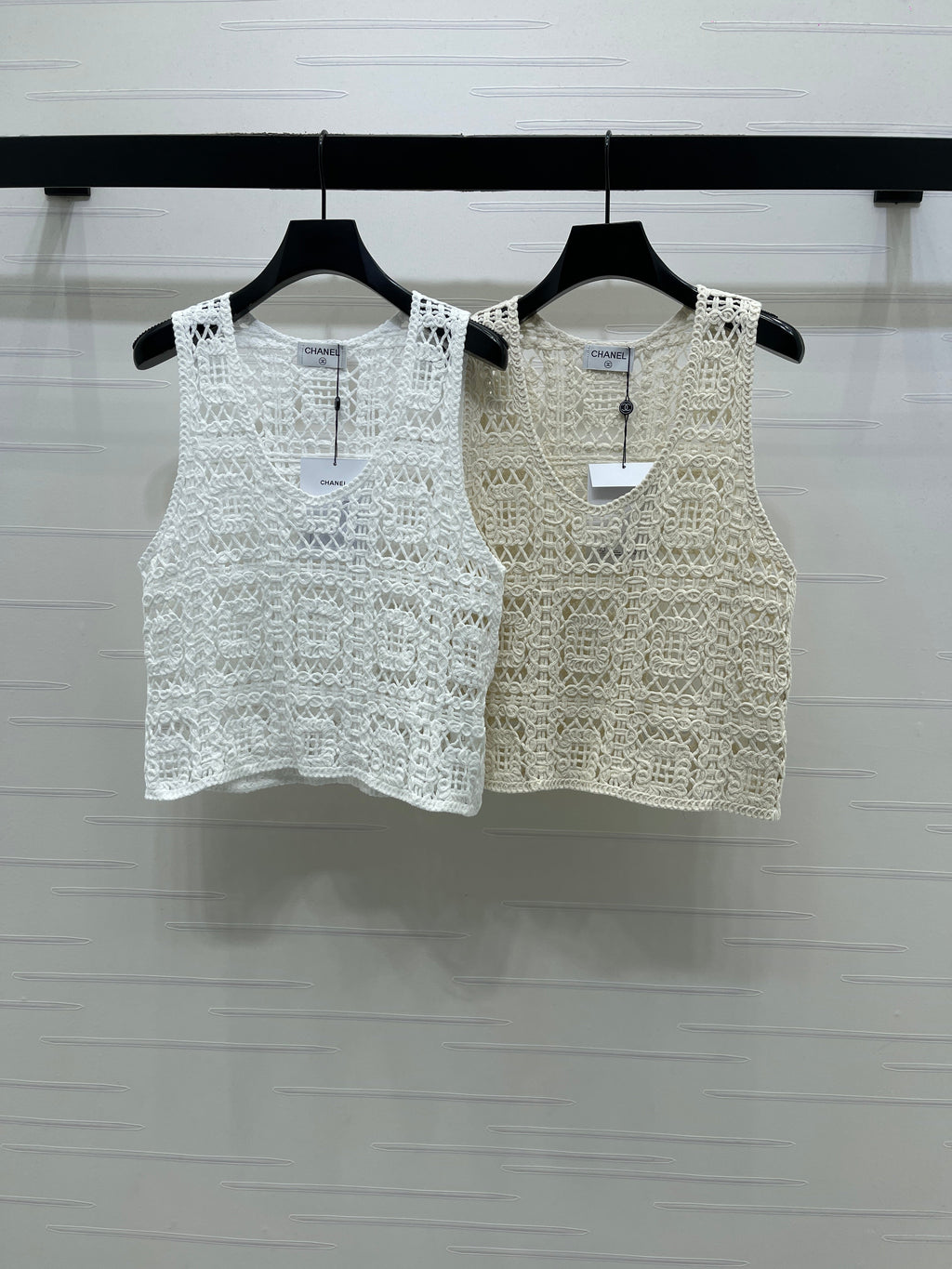 Hollow-out 3D floral knit vest
