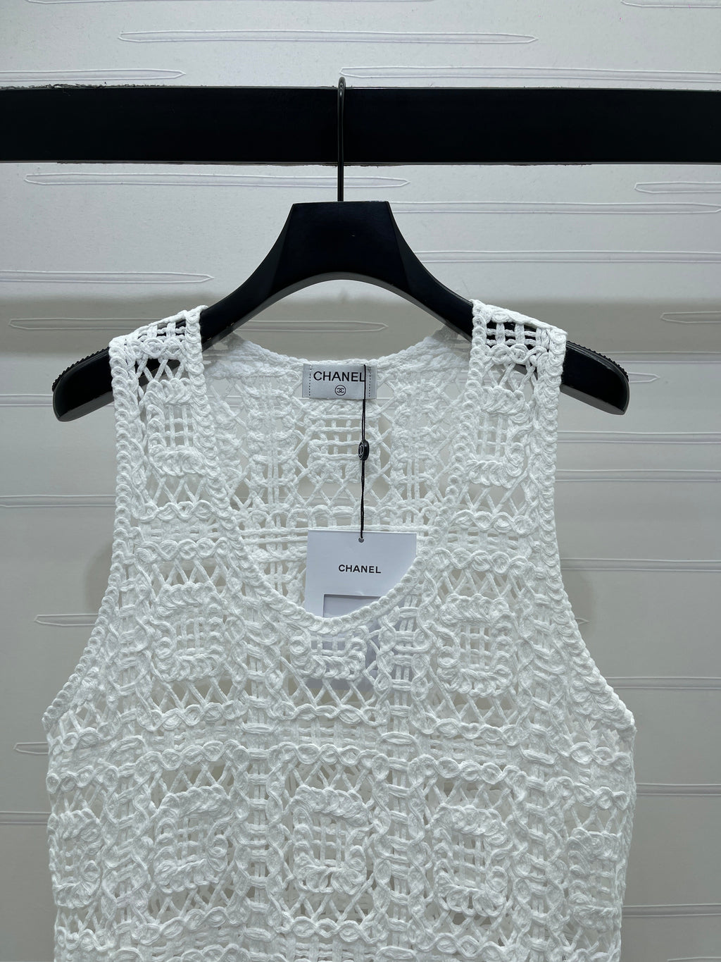 Hollow-out 3D floral knit vest