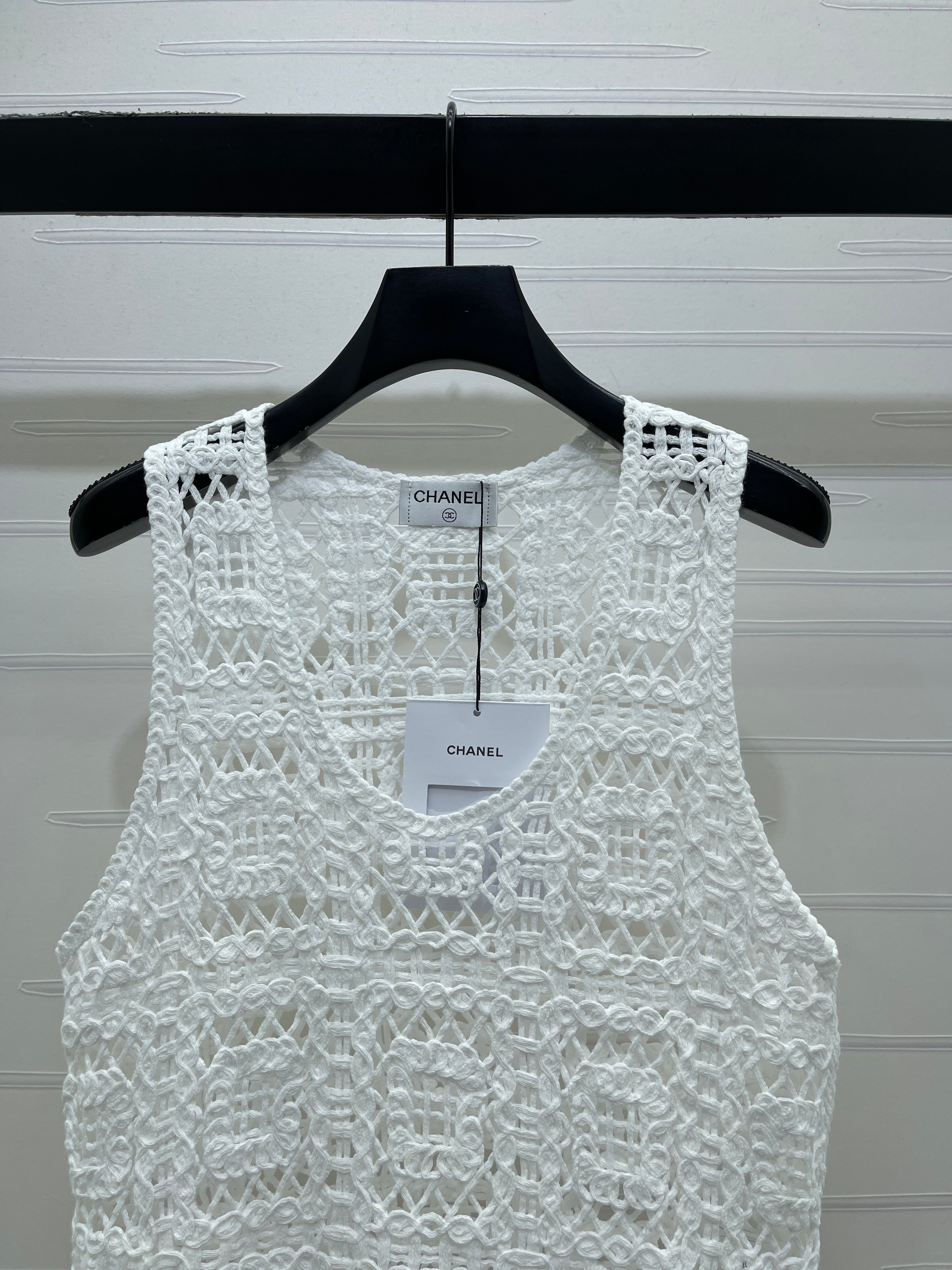 Hollow-out 3D floral knit vest