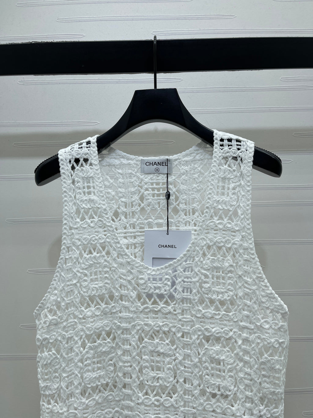 Hollow-out 3D floral knit vest