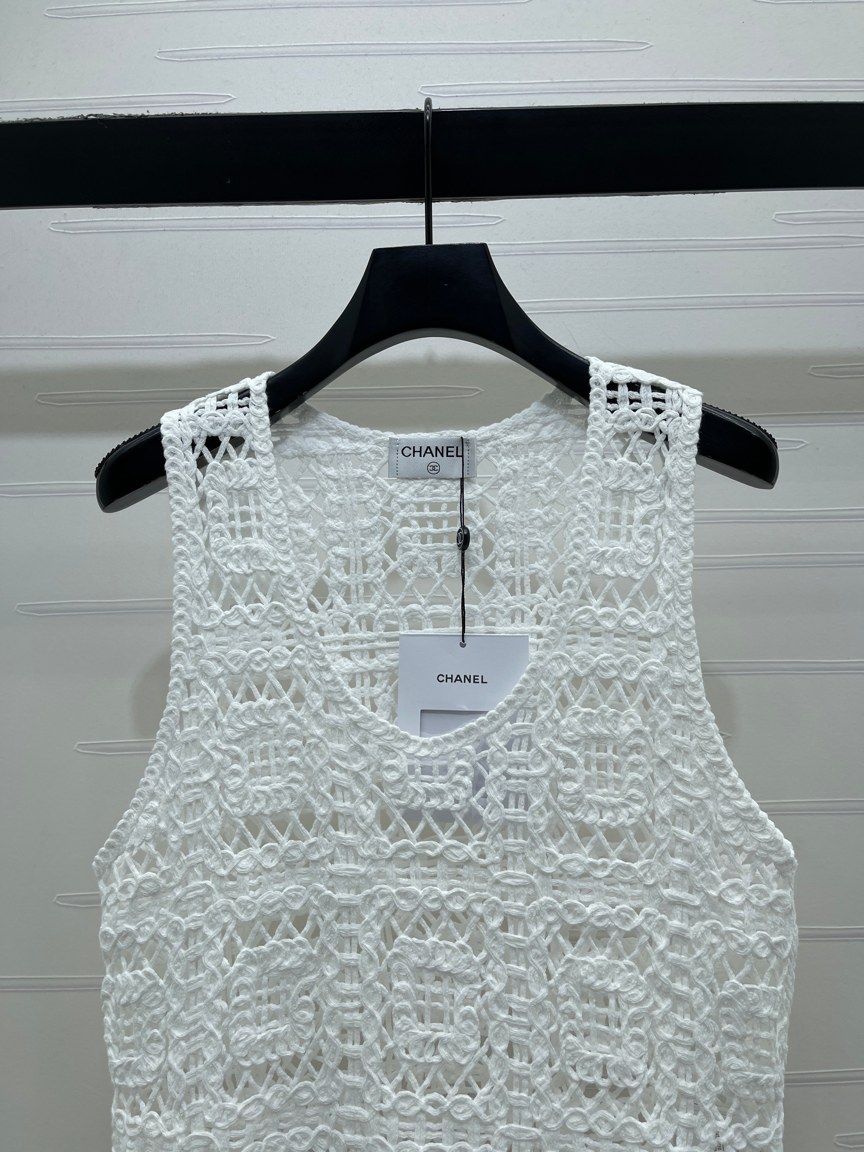 Hollow-out 3D floral knit vest