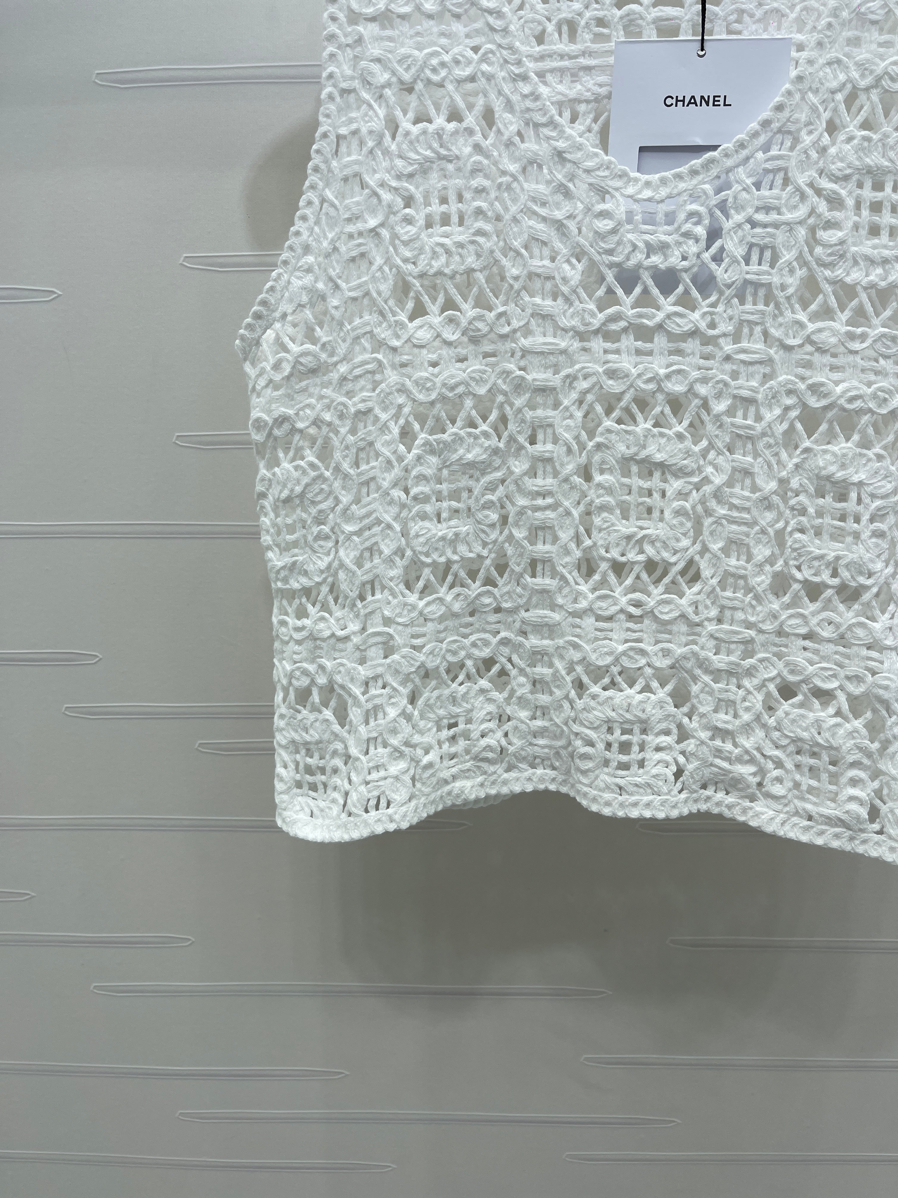 Hollow-out 3D floral knit vest
