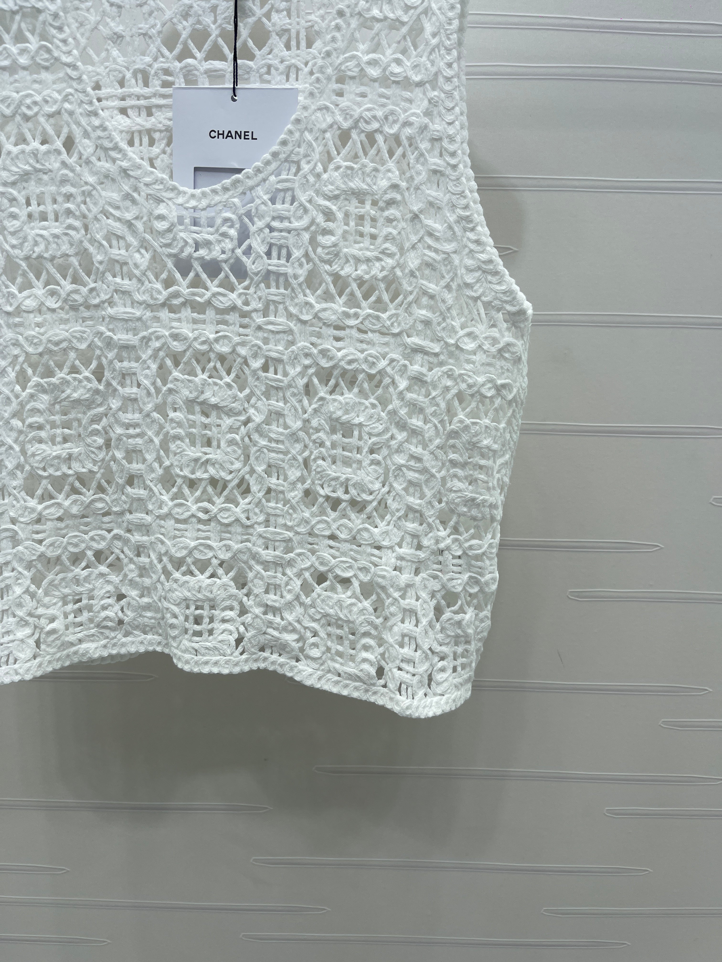 Hollow-out 3D floral knit vest