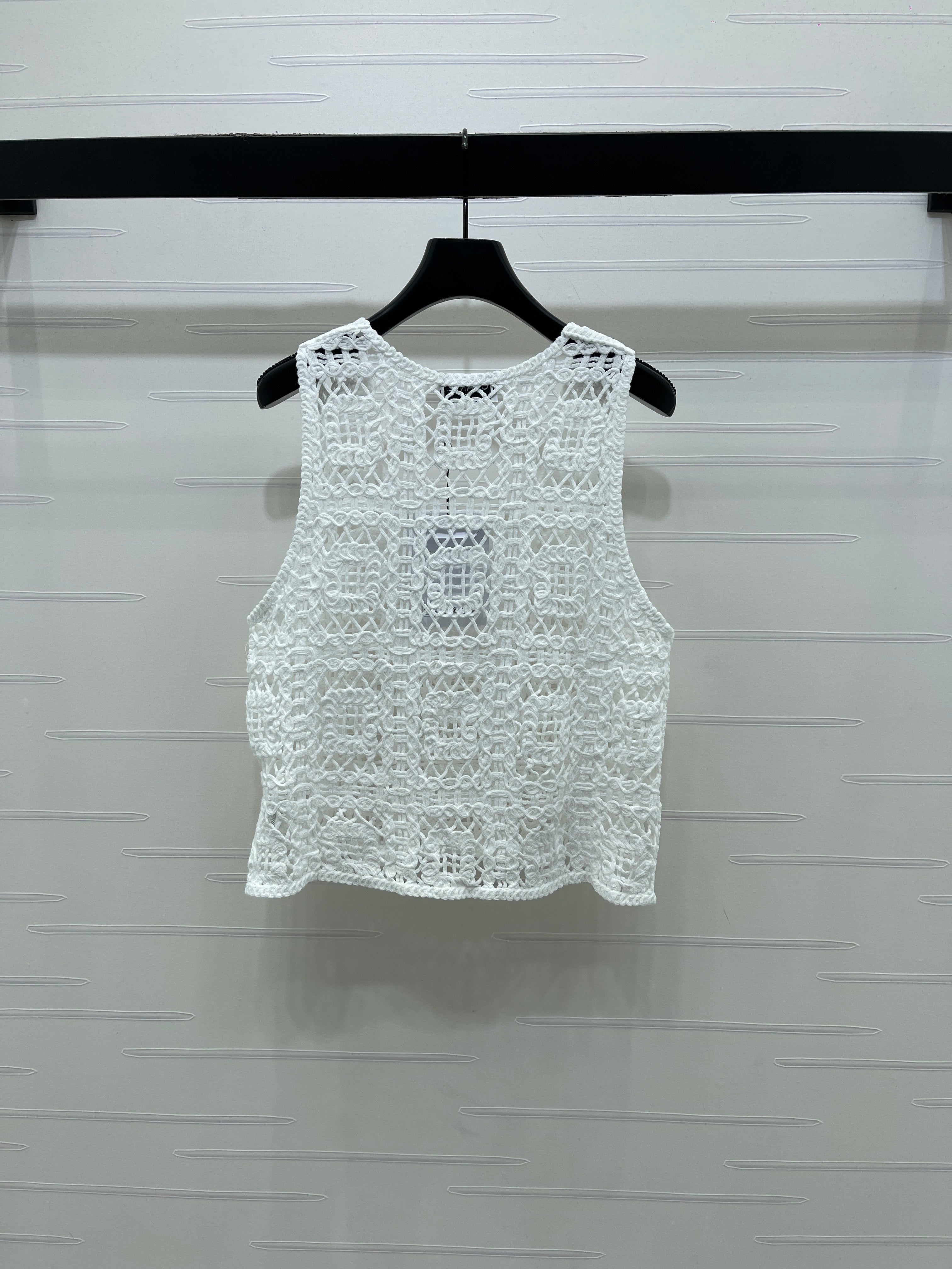 Hollow-out 3D floral knit vest
