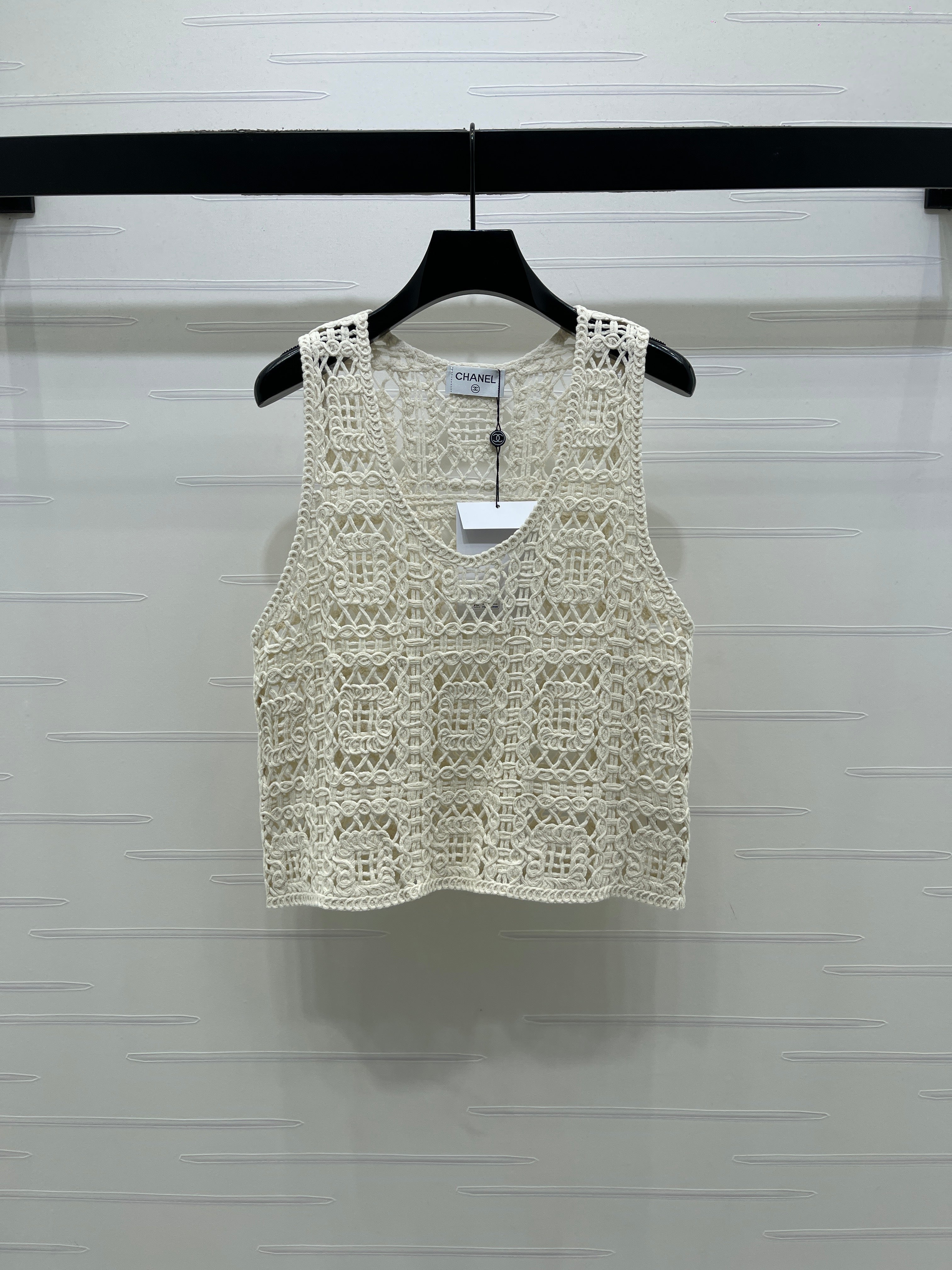 Hollow-out 3D floral knit vest