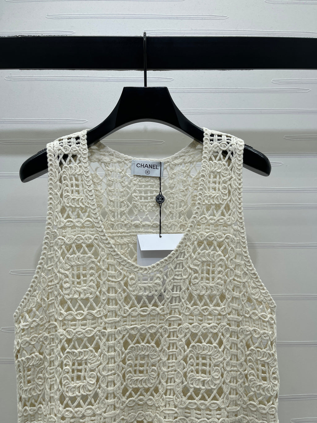 Hollow-out 3D floral knit vest