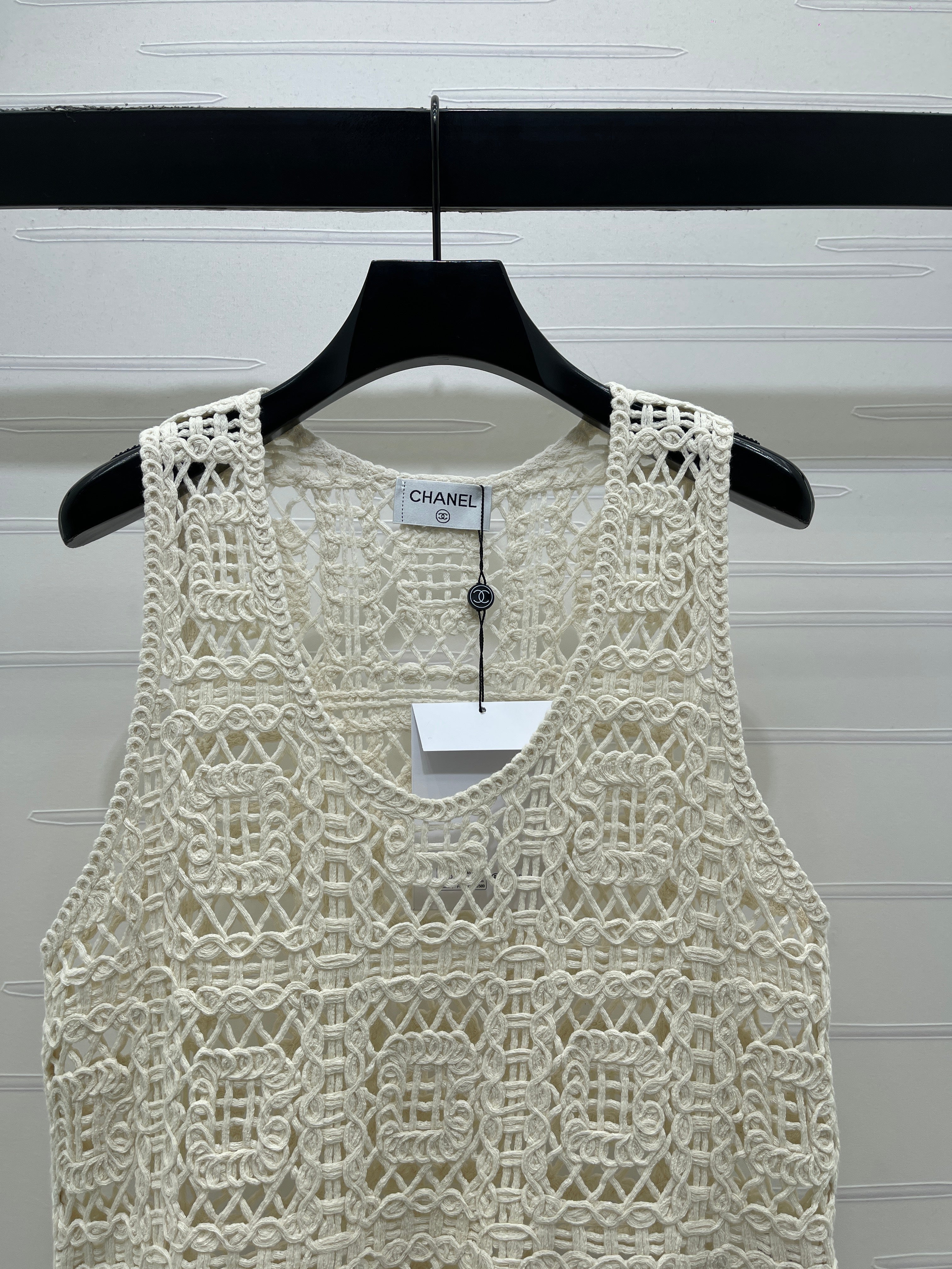 Hollow-out 3D floral knit vest